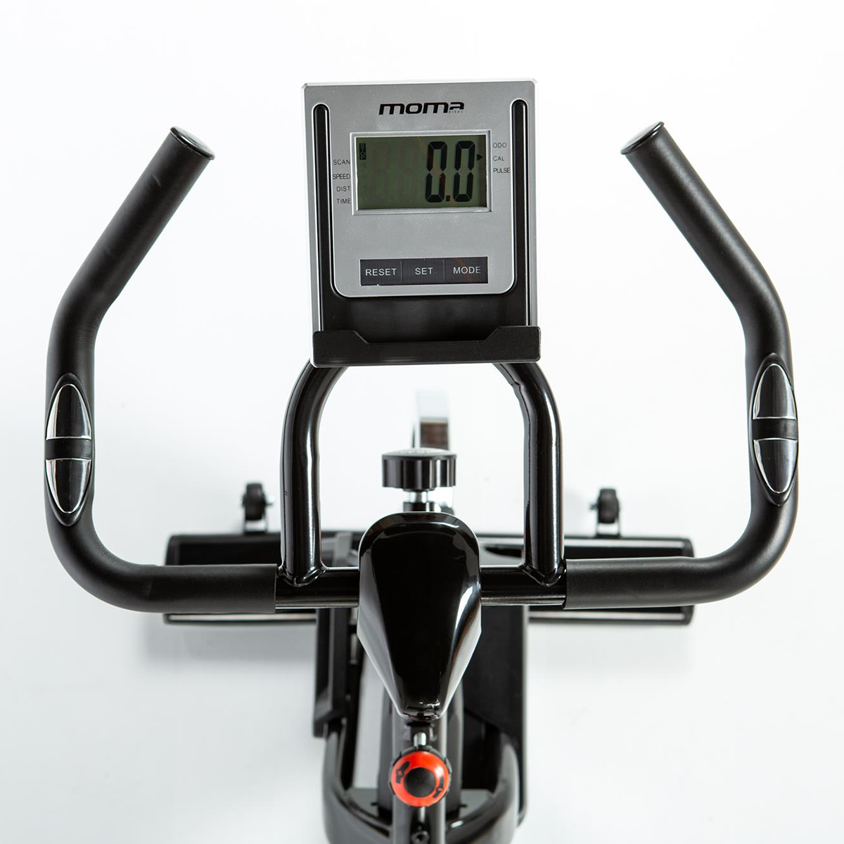 Cyceling bike con display che mostra le metriche. Il manubrio nero e la console sono visibili.