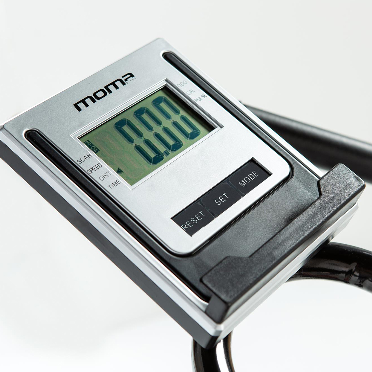 Computer per cyclette argentato con display 0.00, con pulsanti scan, set, mode, time e reset.