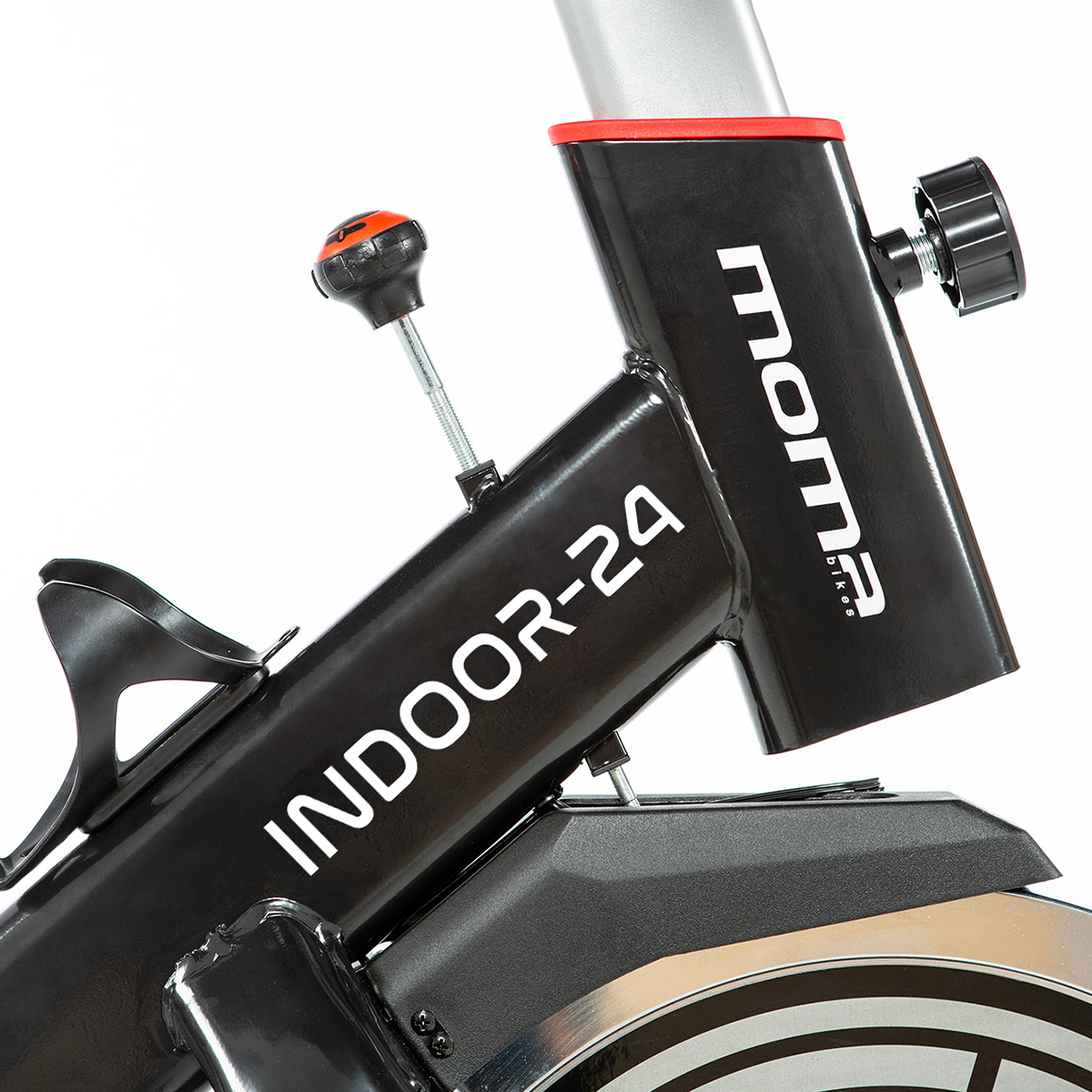 Un primo piano di una cyclette indoor-24 nera. Il marchio moma è visibile.
