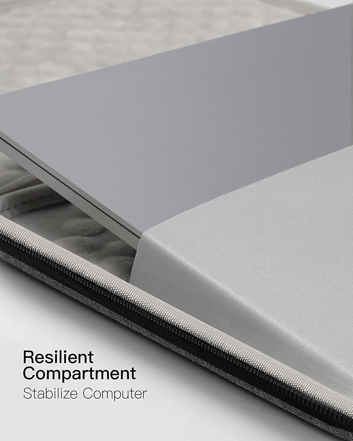 Ein Laptop, der teilweise in eine graue Schutzhülle gesteckt ist.
