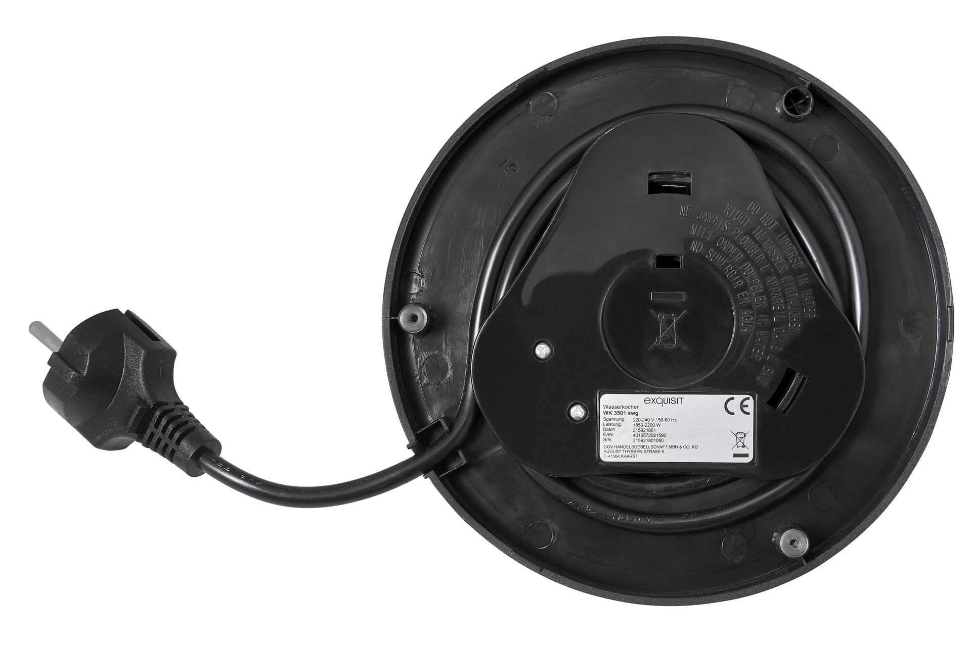 Ansicht von unten eines schwarzen Wasserkocherfußes mit Netzkabel und Stecker.