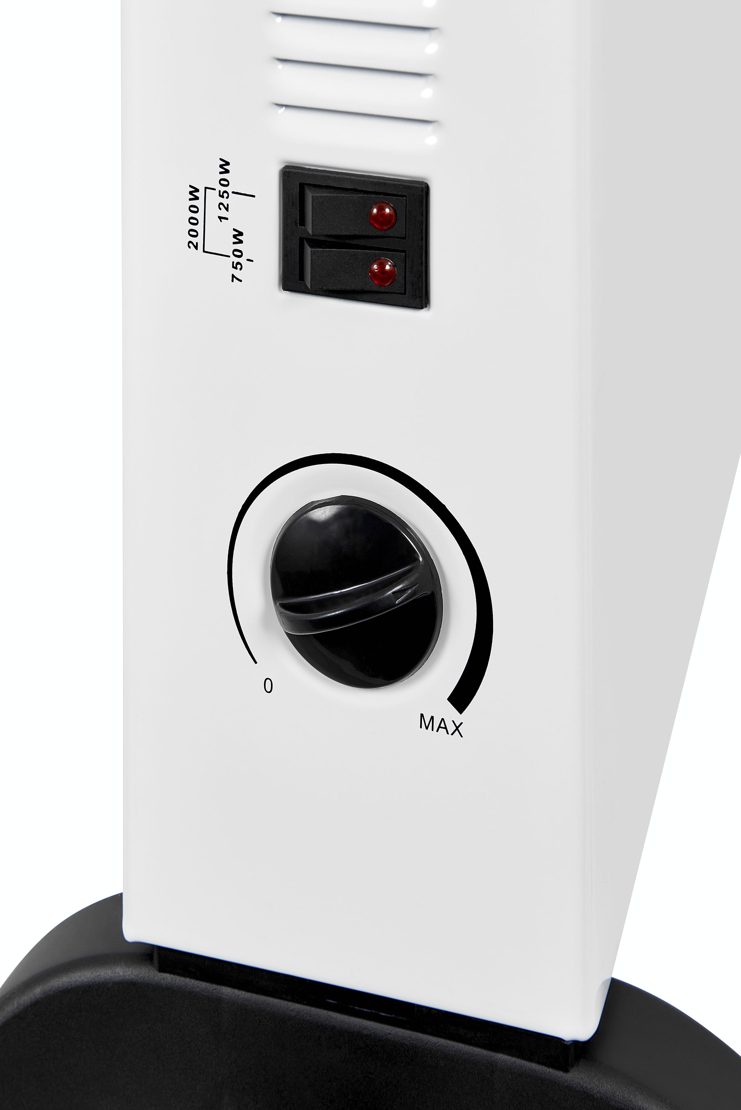 Nahaufnahme eines weißen Elektroheizers mit Bedienelementen. Es gibt einen Drehregler und zwei Schalter.