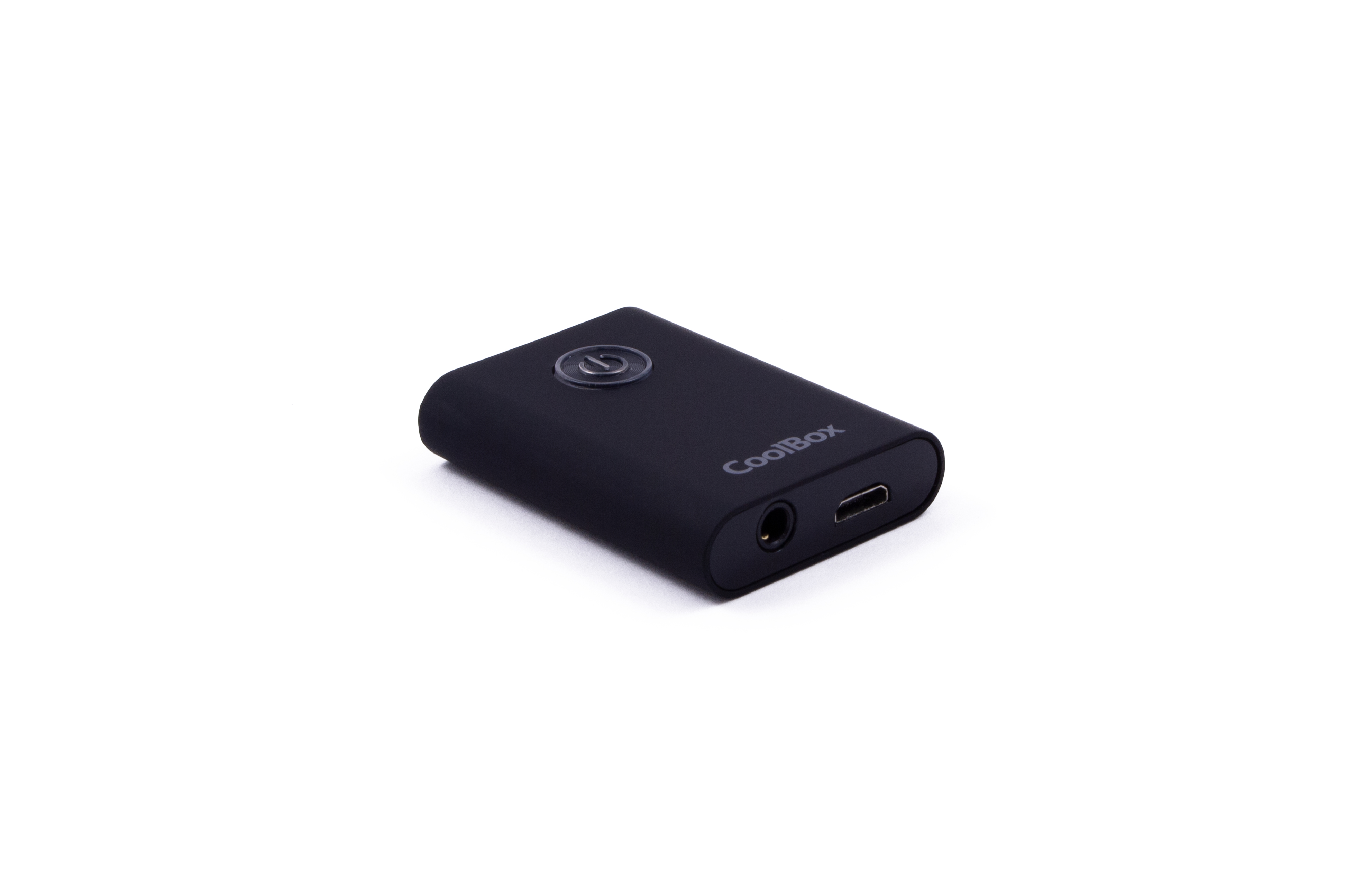 Un dispositivo Bluetooth CoolBox negro. Tiene un botón de encendido, un puerto para un conector de audio y un puerto USB.