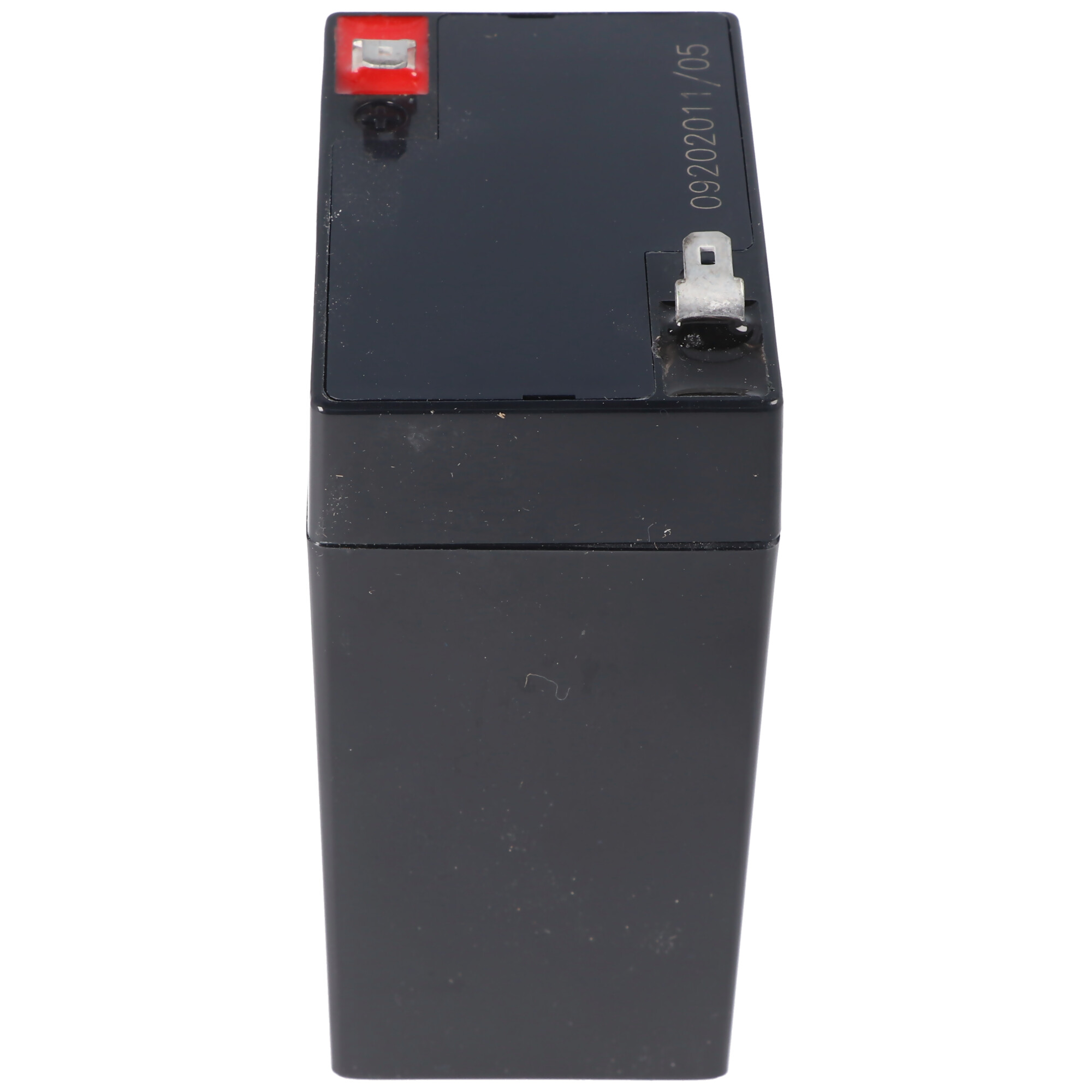 Schwarze Batterie mit rotem Anschluss, Draufsicht.