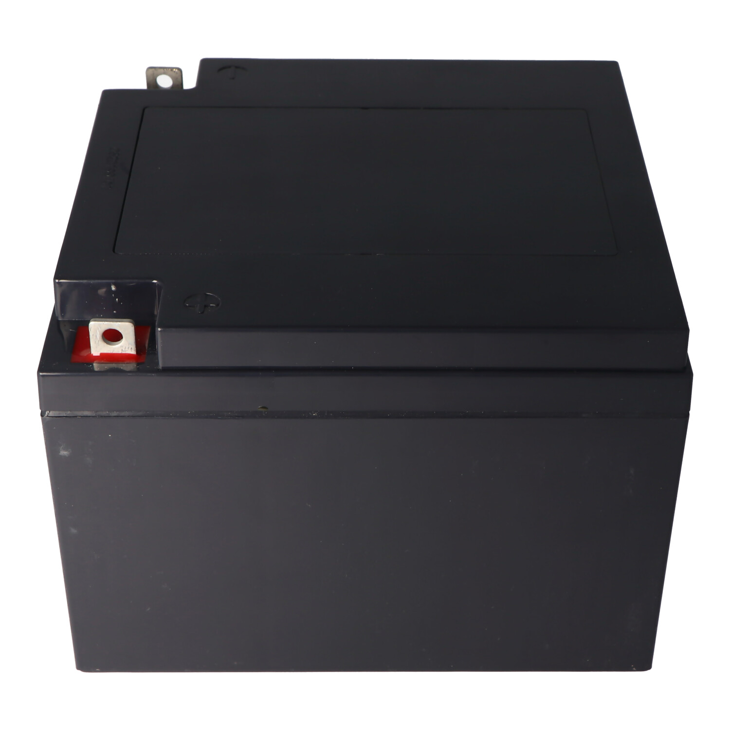 Zwarte rechthoekige batterij met rode aansluiting en witte achtergrond.
