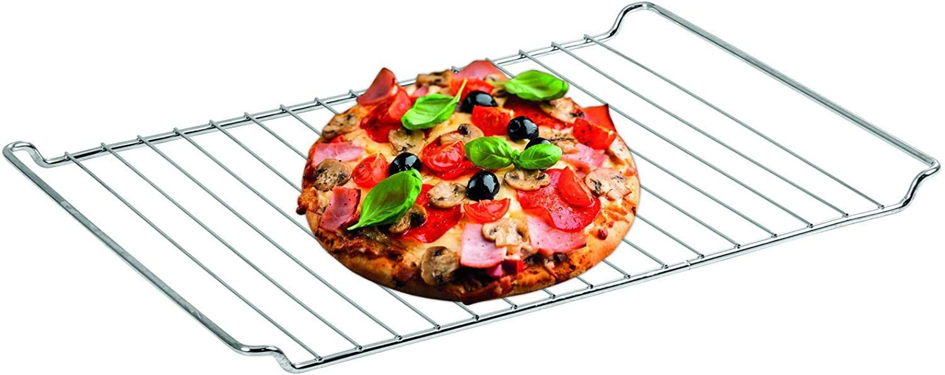 Eine Pizza auf einem Metallgestell mit weißem Hintergrund.