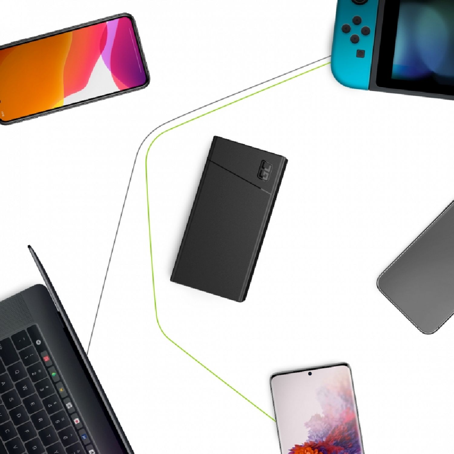 Eine schwarze Powerbank, umgeben von Geräten wie Laptop, Telefonen und einer Konsole.
