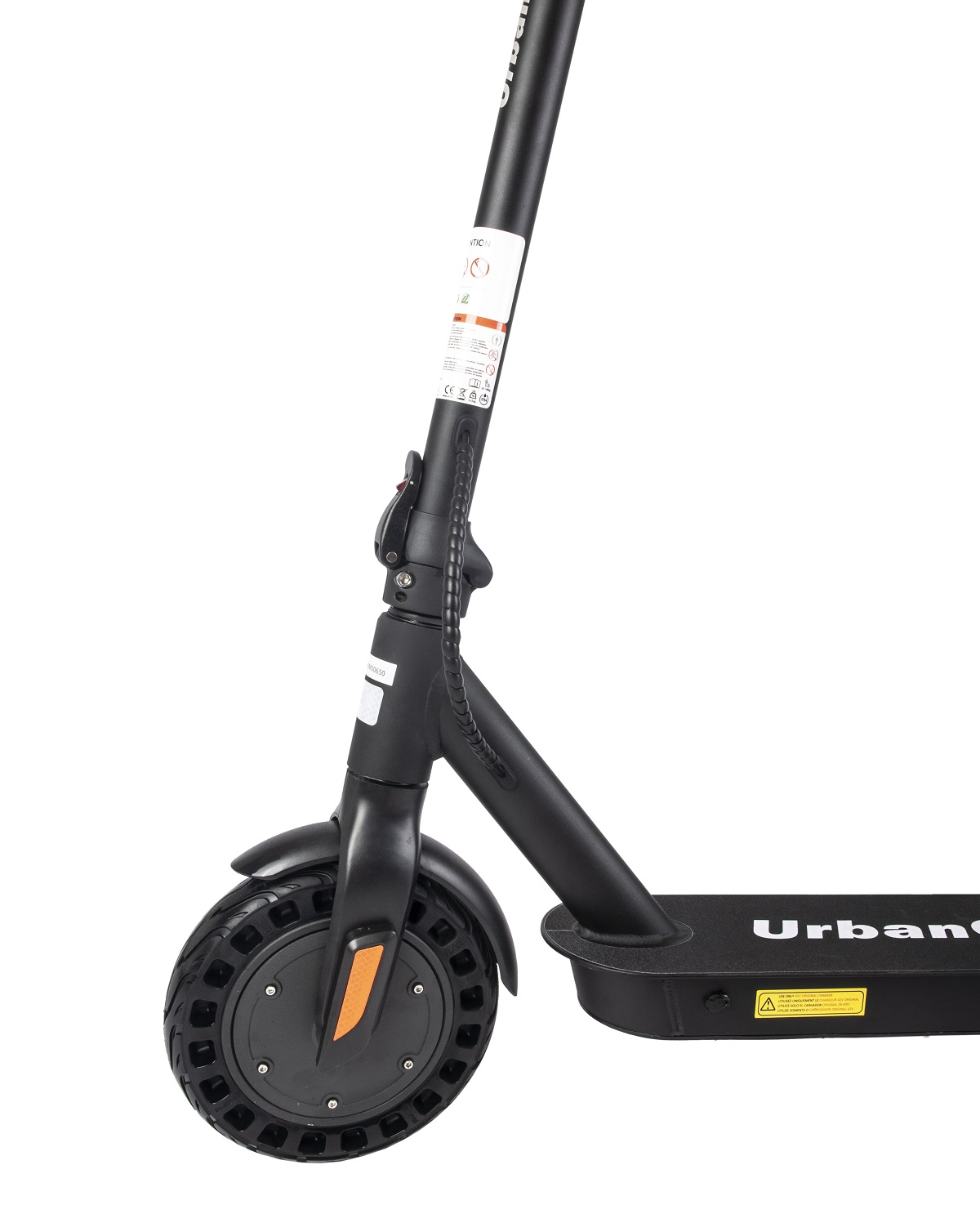 Patinete eléctrico negro, primer plano de la rueda delantera y el manillar, sobre fondo blanco.