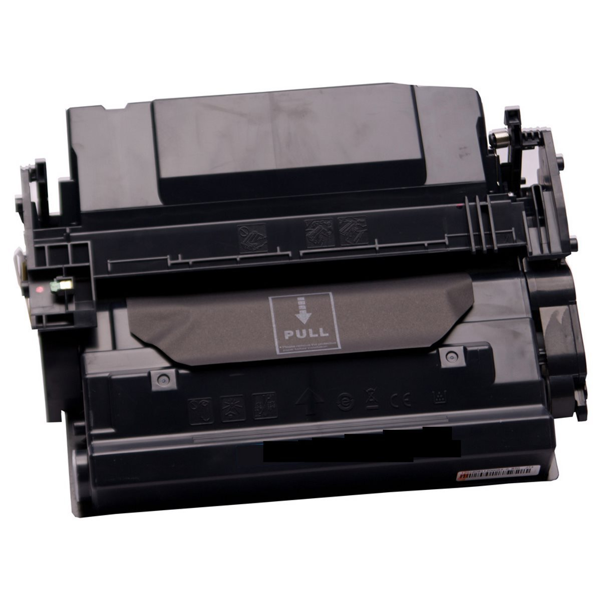 Cartuccia toner nera con etichetta a strappo. Forma rettangolare. Su sfondo bianco.