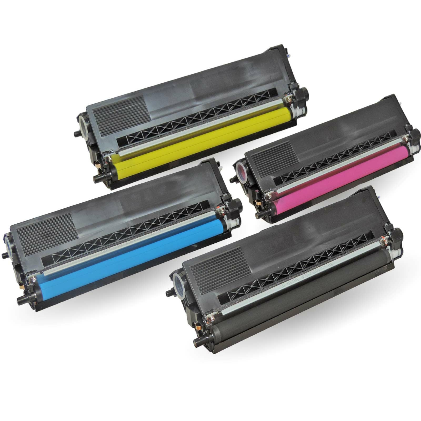 Vier Druckertoner-Kartuschen in Gelb, Magenta, Cyan und Schwarz auf weißem Hintergrund.