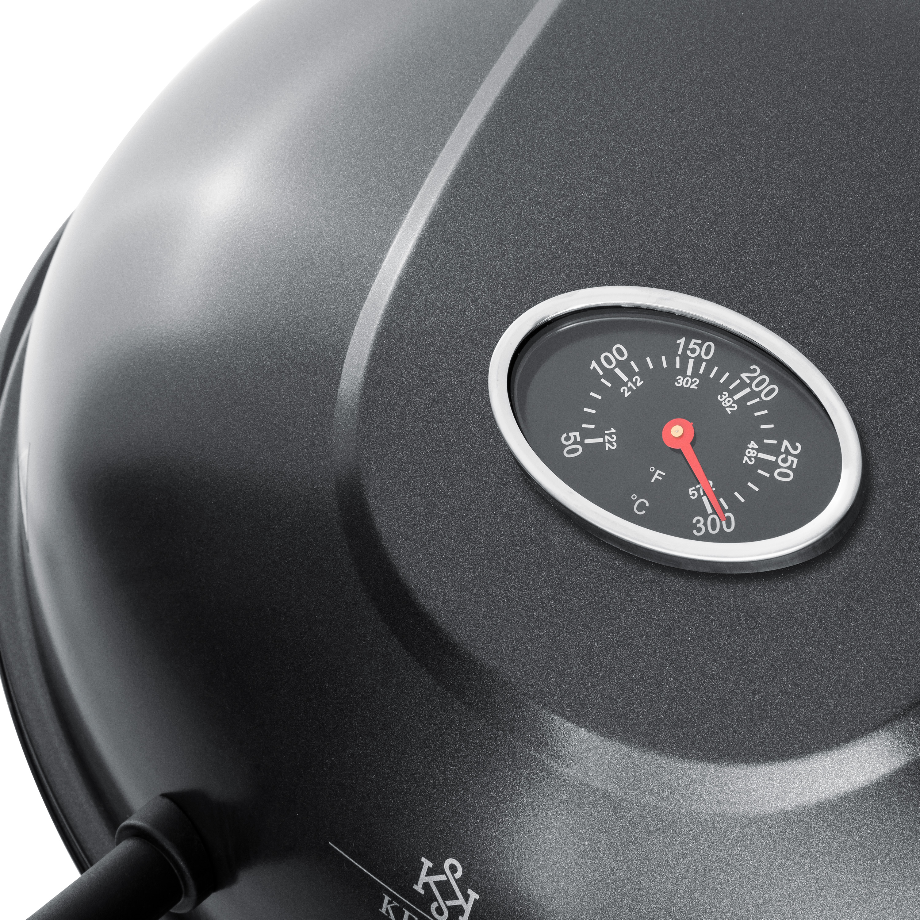 Primer plano de una tapa de parrilla negra con termómetro. El dial muestra lecturas de temperatura.