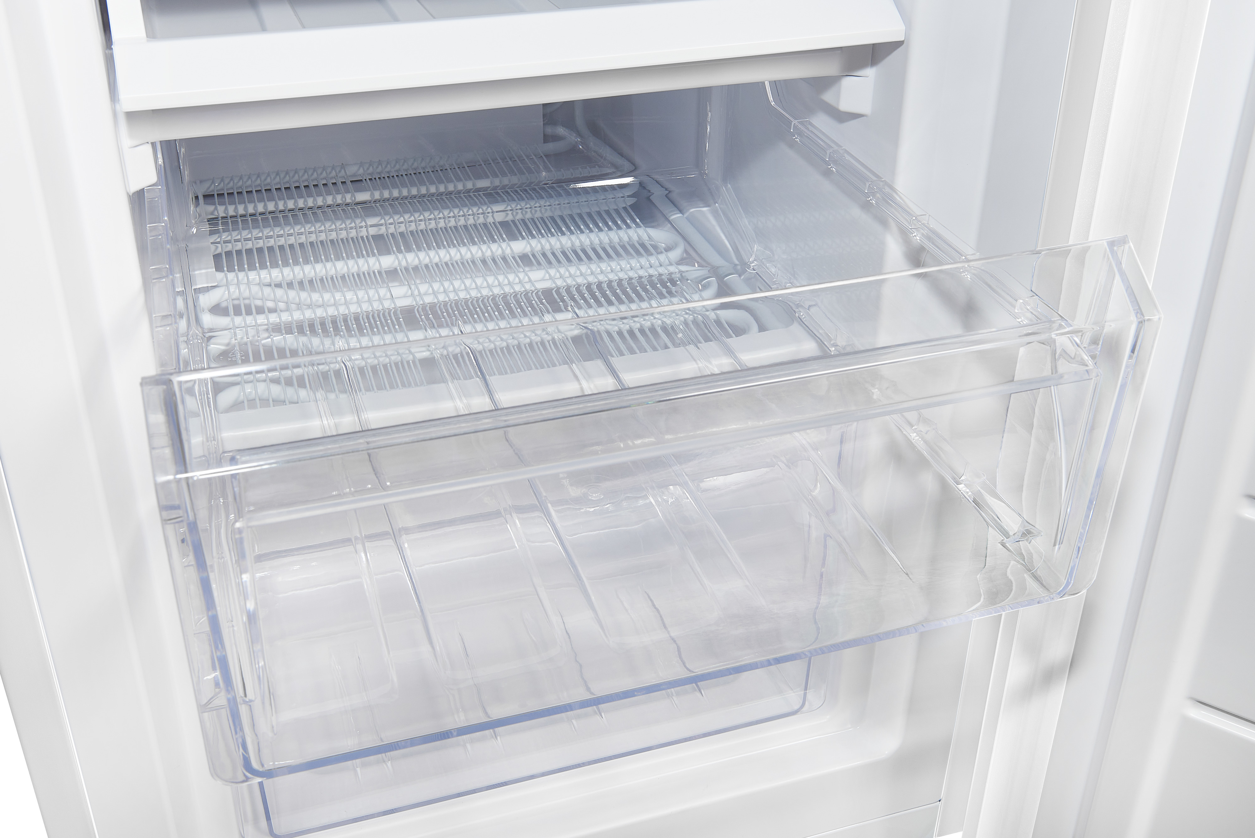 Im Kühlschrank, transparente Kunststoffschubladen. Nahaufnahme mit Regalen.