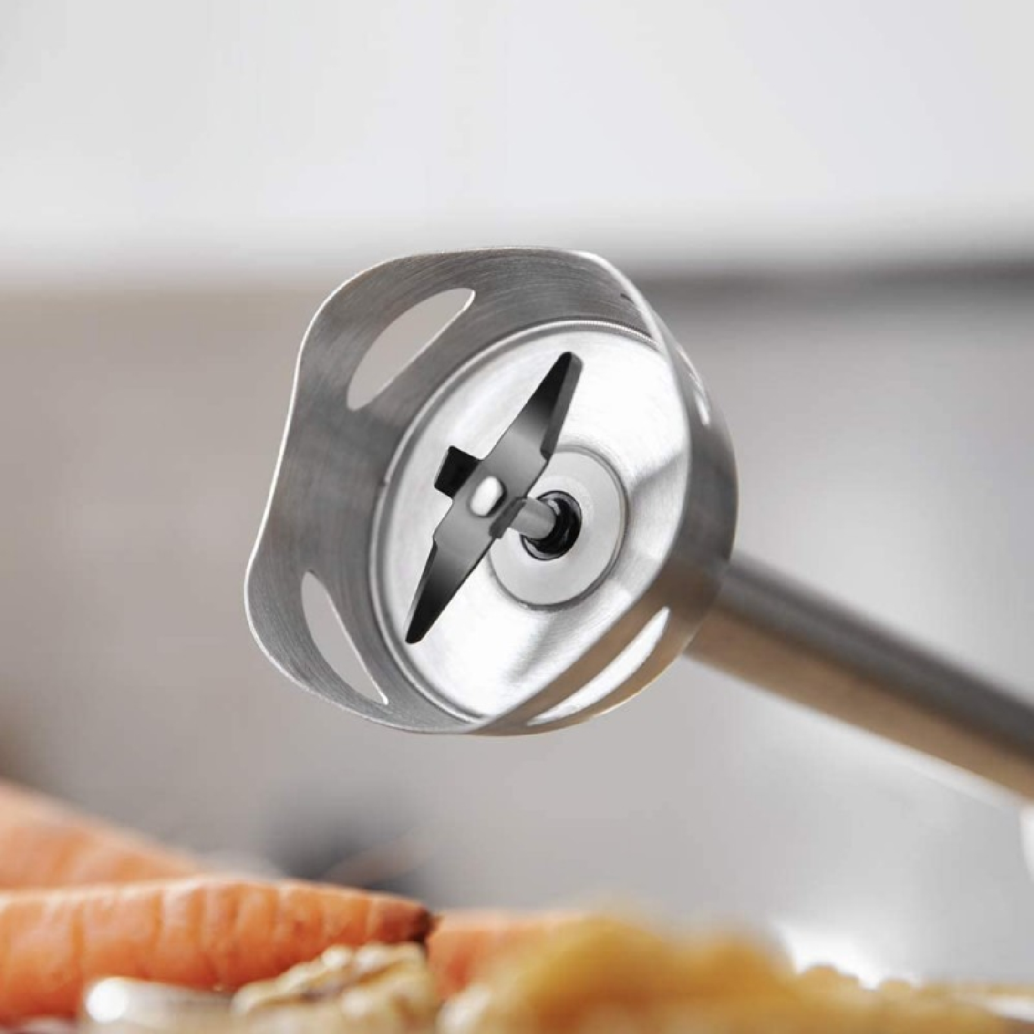 Zbliżenie ostrza blendera. Ostrza są srebrne.