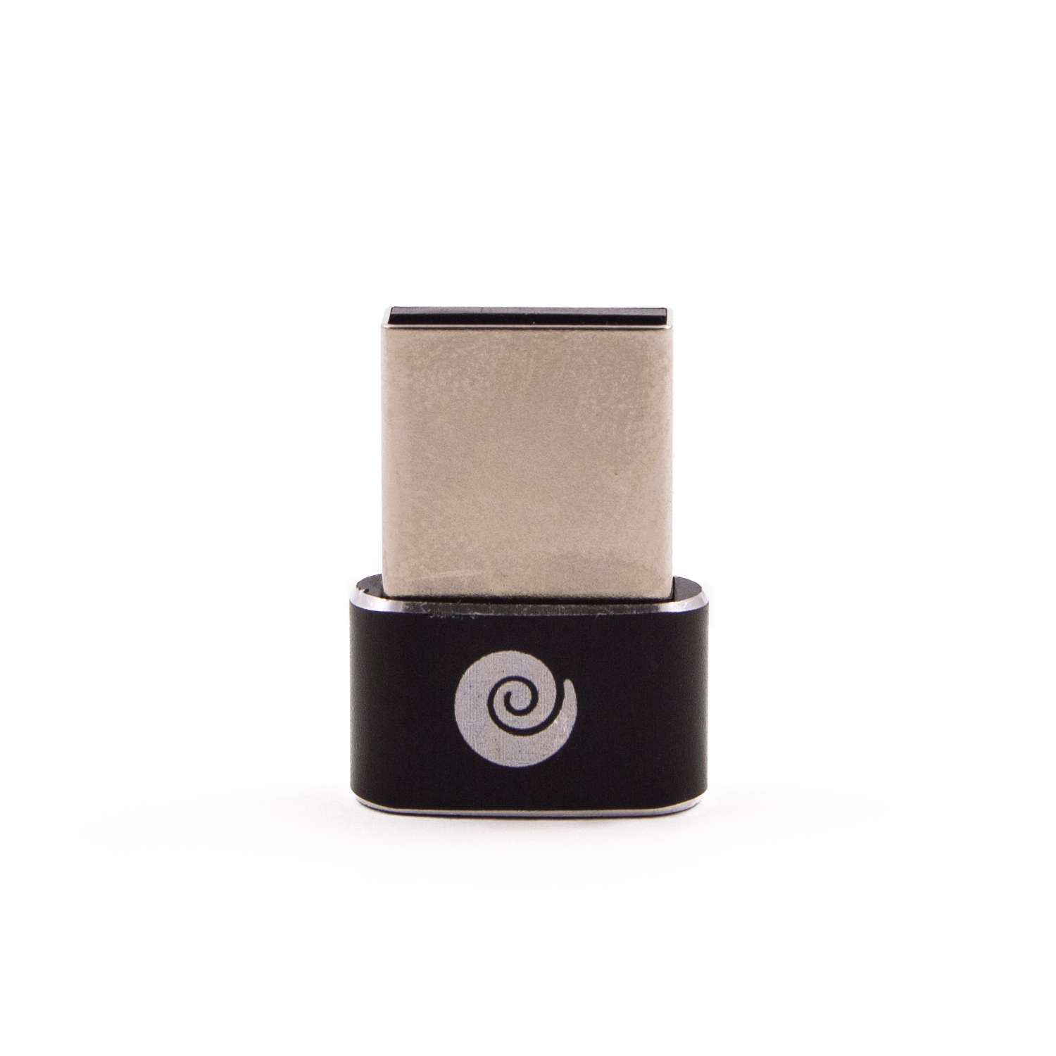 Un adaptador USB-C plateado con una base negra, mostrado sobre un fondo blanco.