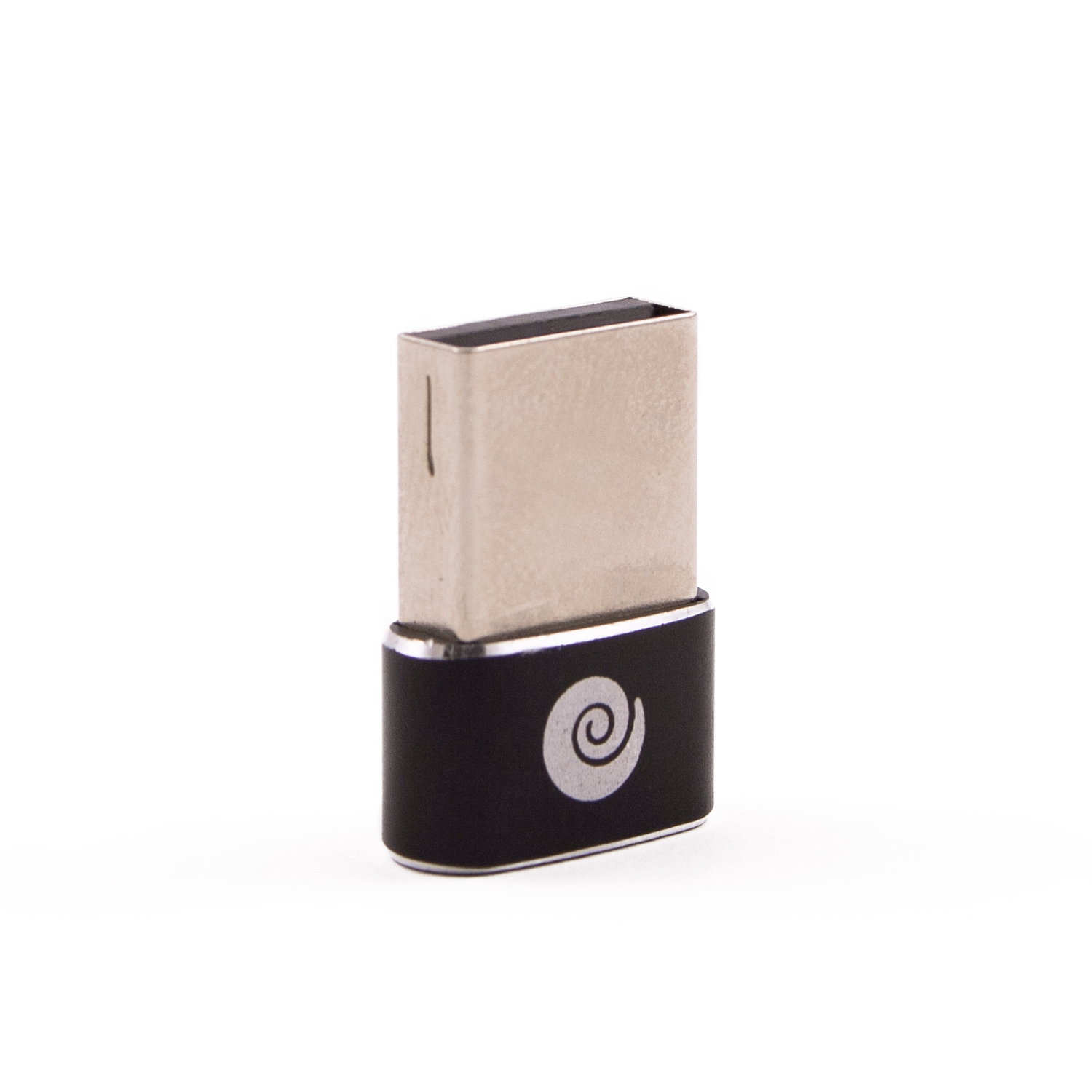Adaptador USB-C plateado y negro. Tiene un diseño curvo y un logotipo en la parte negra. Fondo blanco.