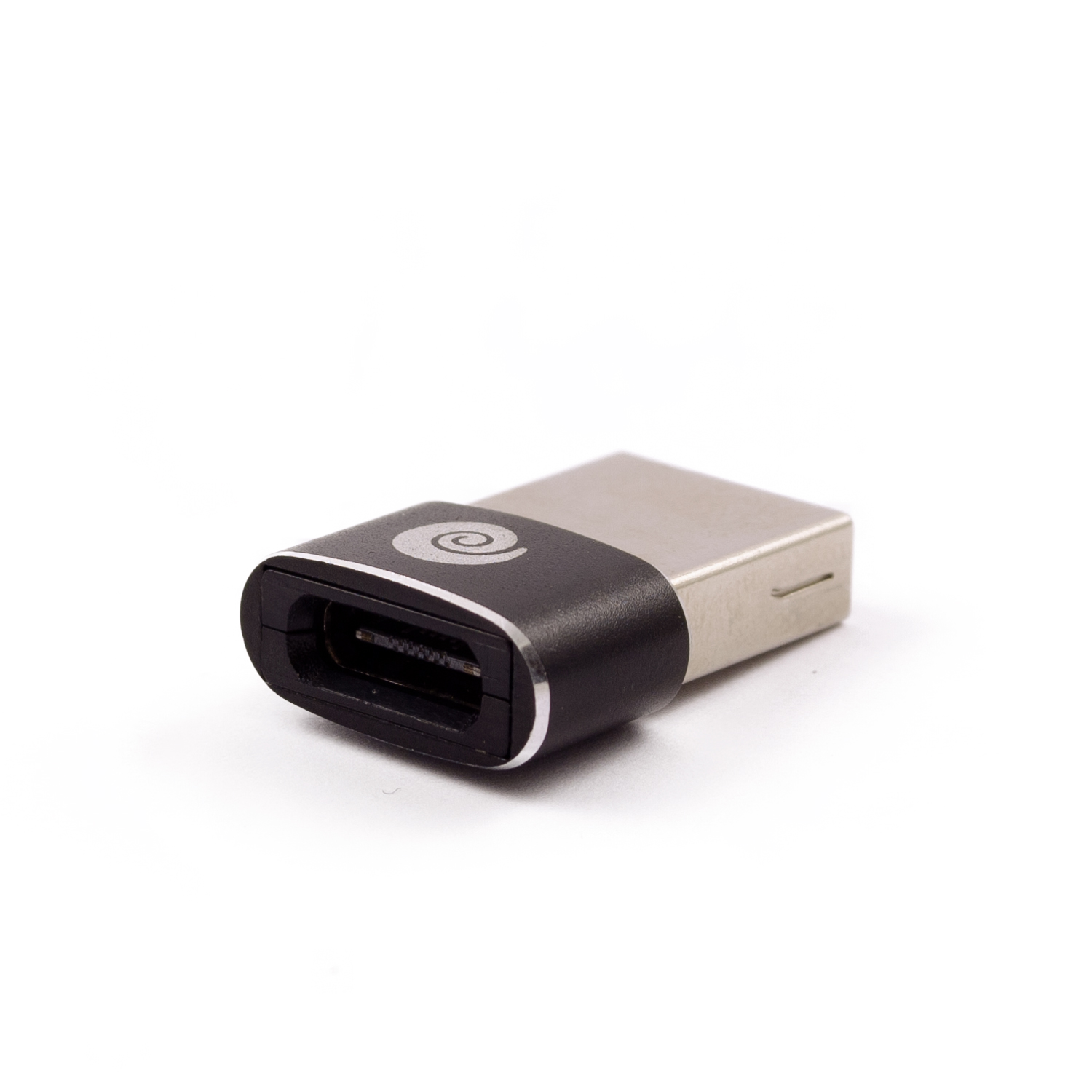 Adaptador USB-C negro y plateado con un logotipo de diseño en espiral sobre fondo blanco.