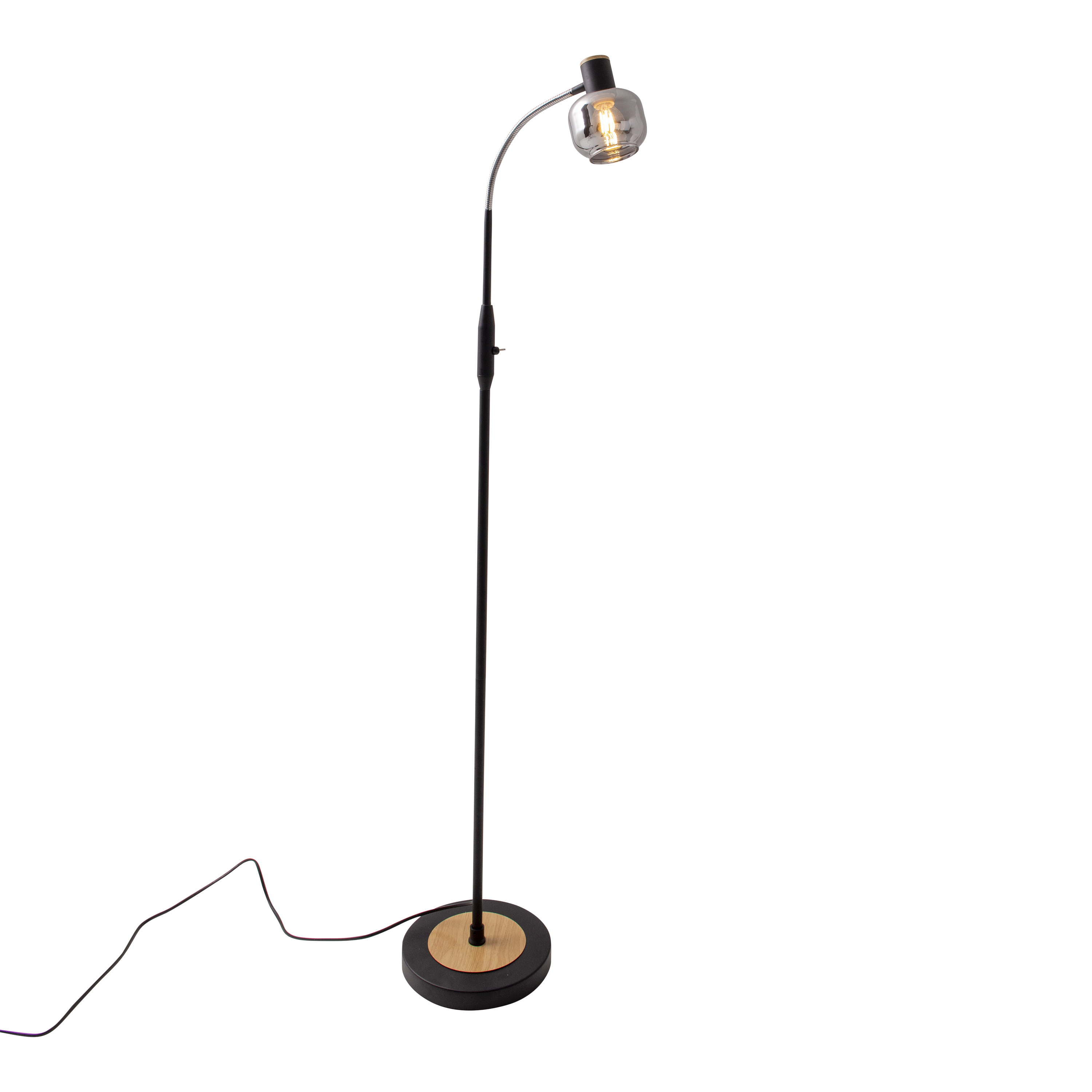 Eine moderne Stehlampe mit schwarzem Mast und Glasschirm, auf weißem Hintergrund.