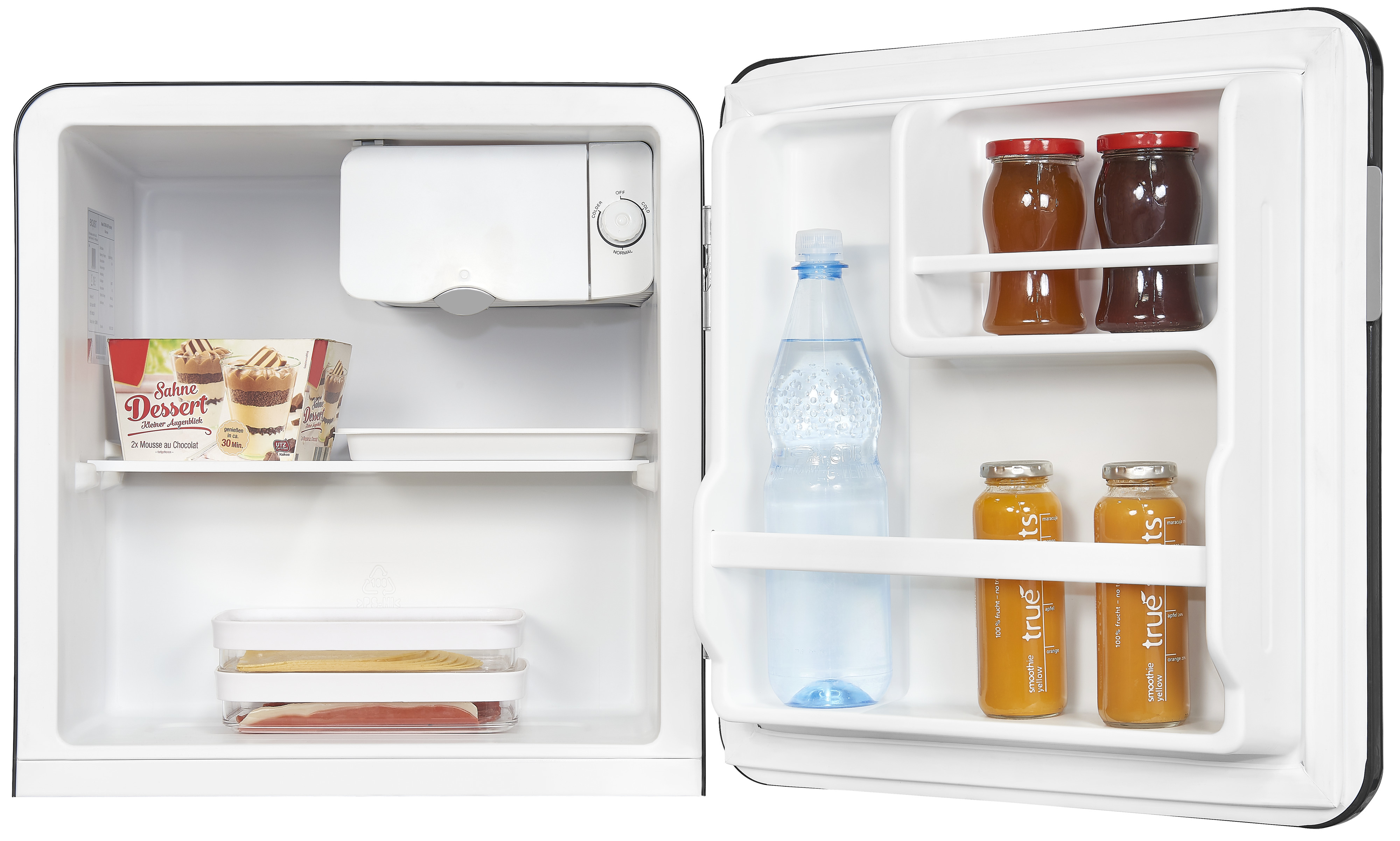 Un mininevera abierta, con estantes que contienen alimentos y bebidas; botellas y postre.