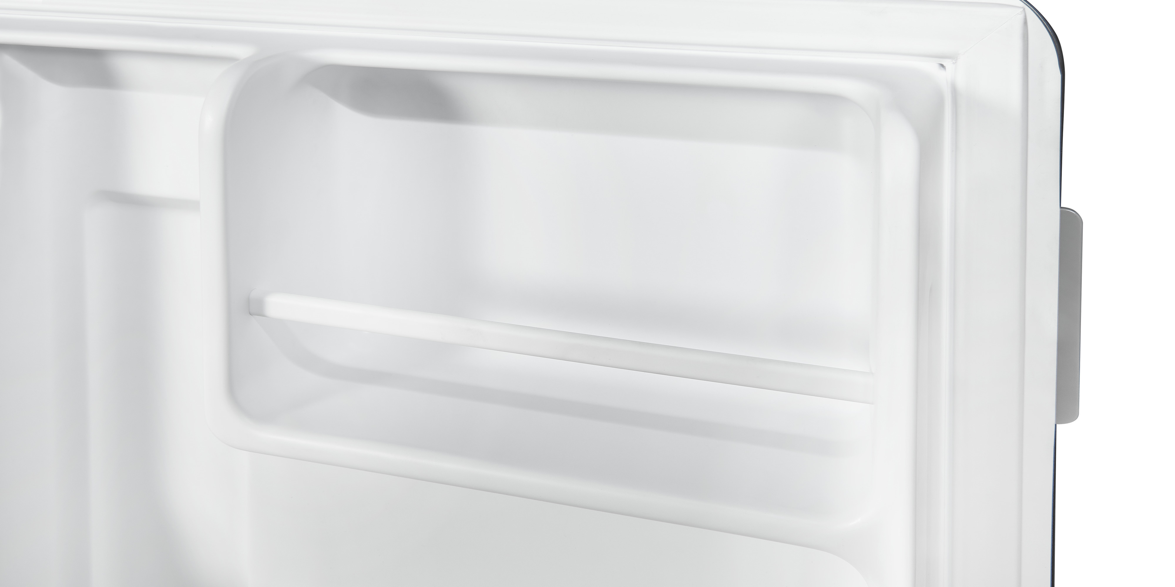 Interior de refrigerador blanco. Estantes visibles. Vacío, limpio, con fondo blanco.
