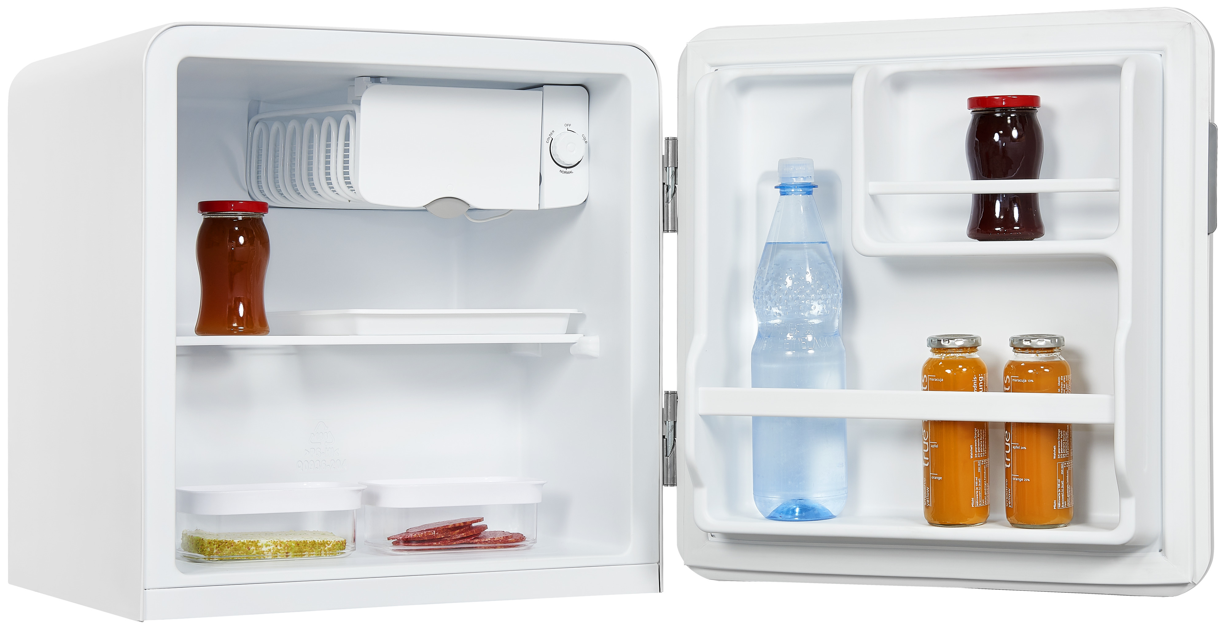 Mini nevera abierta, con alimentos como frascos, botellas y recipientes, sobre blanco.