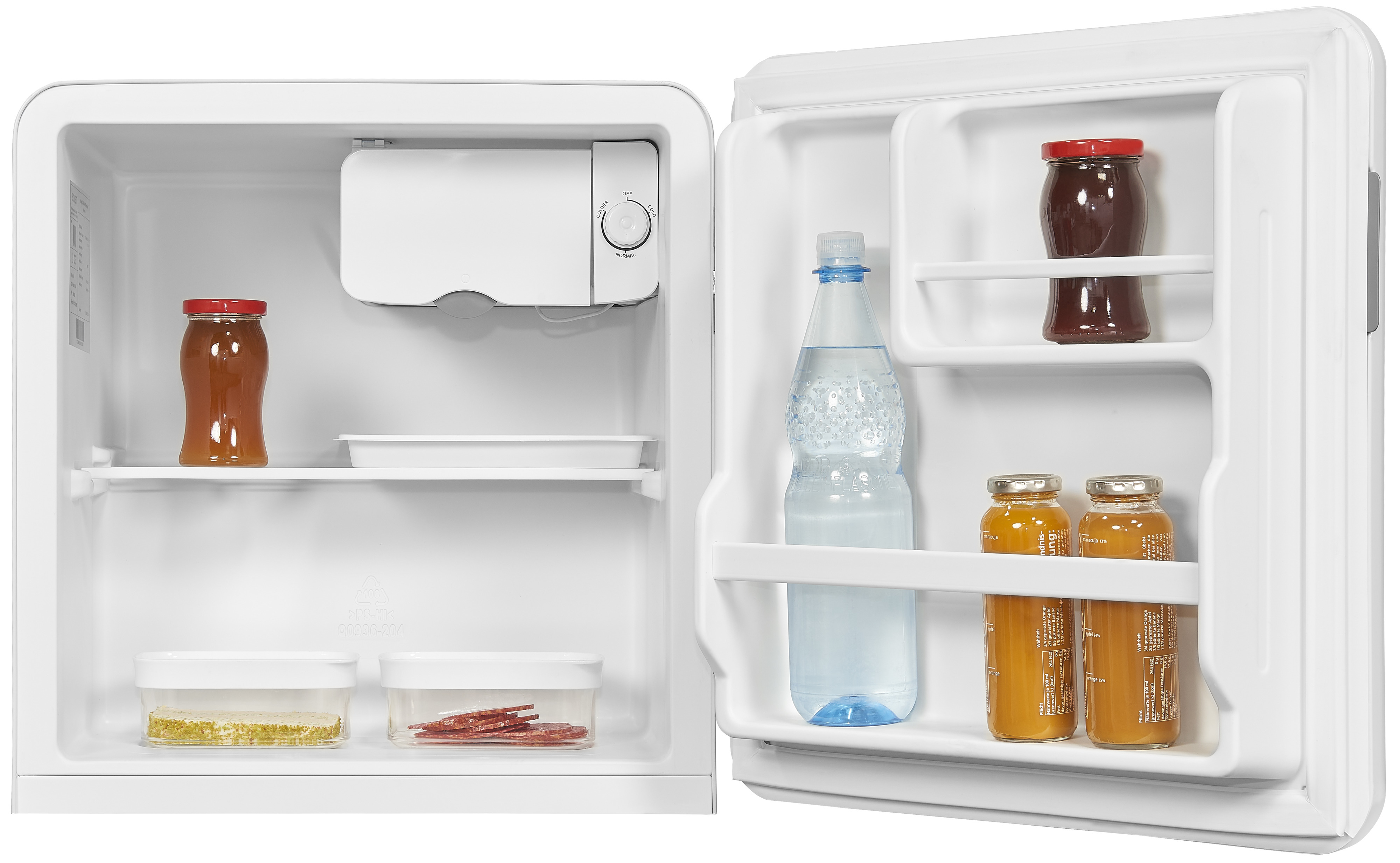 Mini-nevera blanca, abierta. Contiene frascos, botellas y recipientes con alimentos.