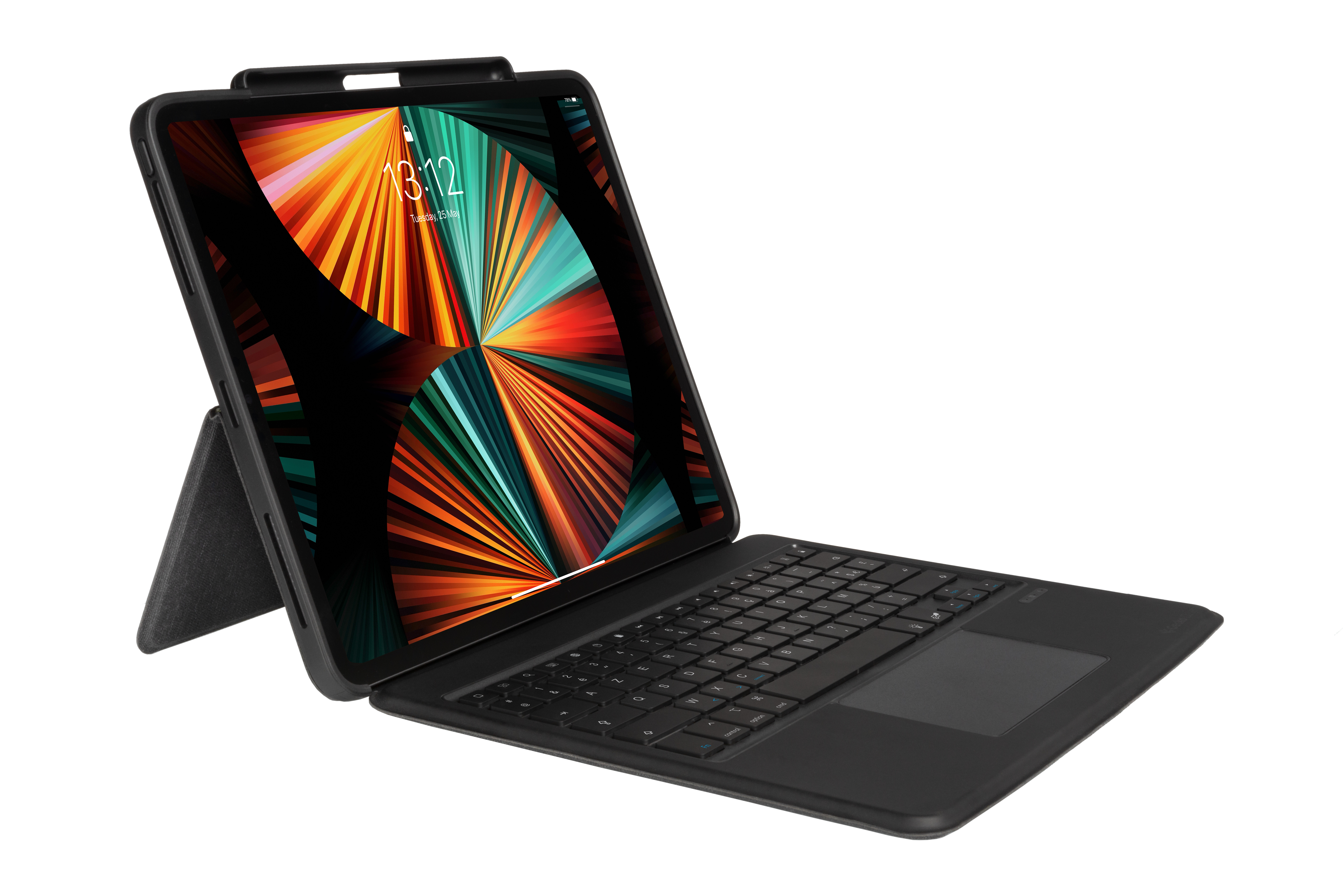Ein schwarzes iPad mit Tastaturhülle und Stift auf weißem Hintergrund.