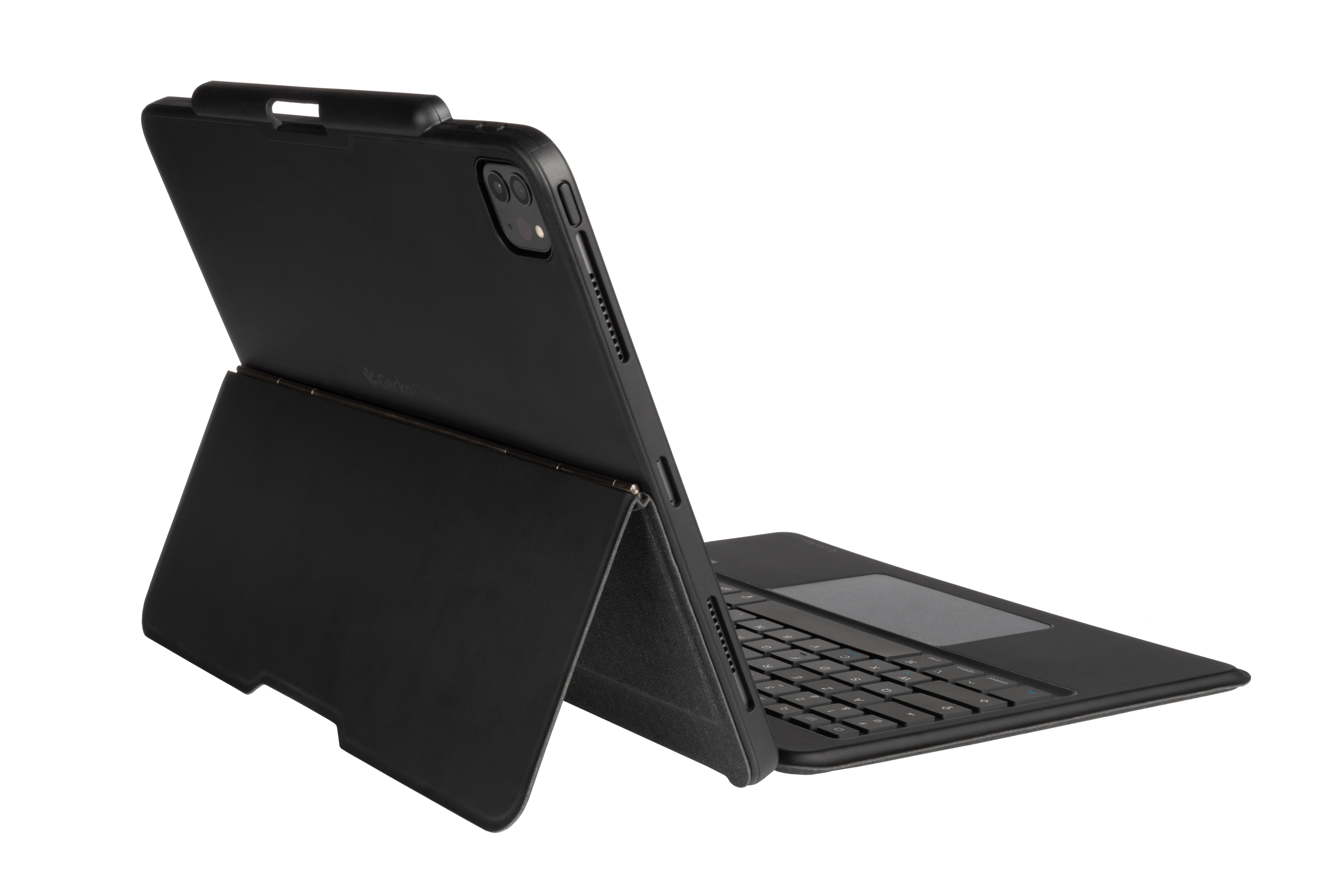 Schwarze Tablethülle mit Tastatur und Touchpad, aufgestellt, auf weißem Hintergrund.