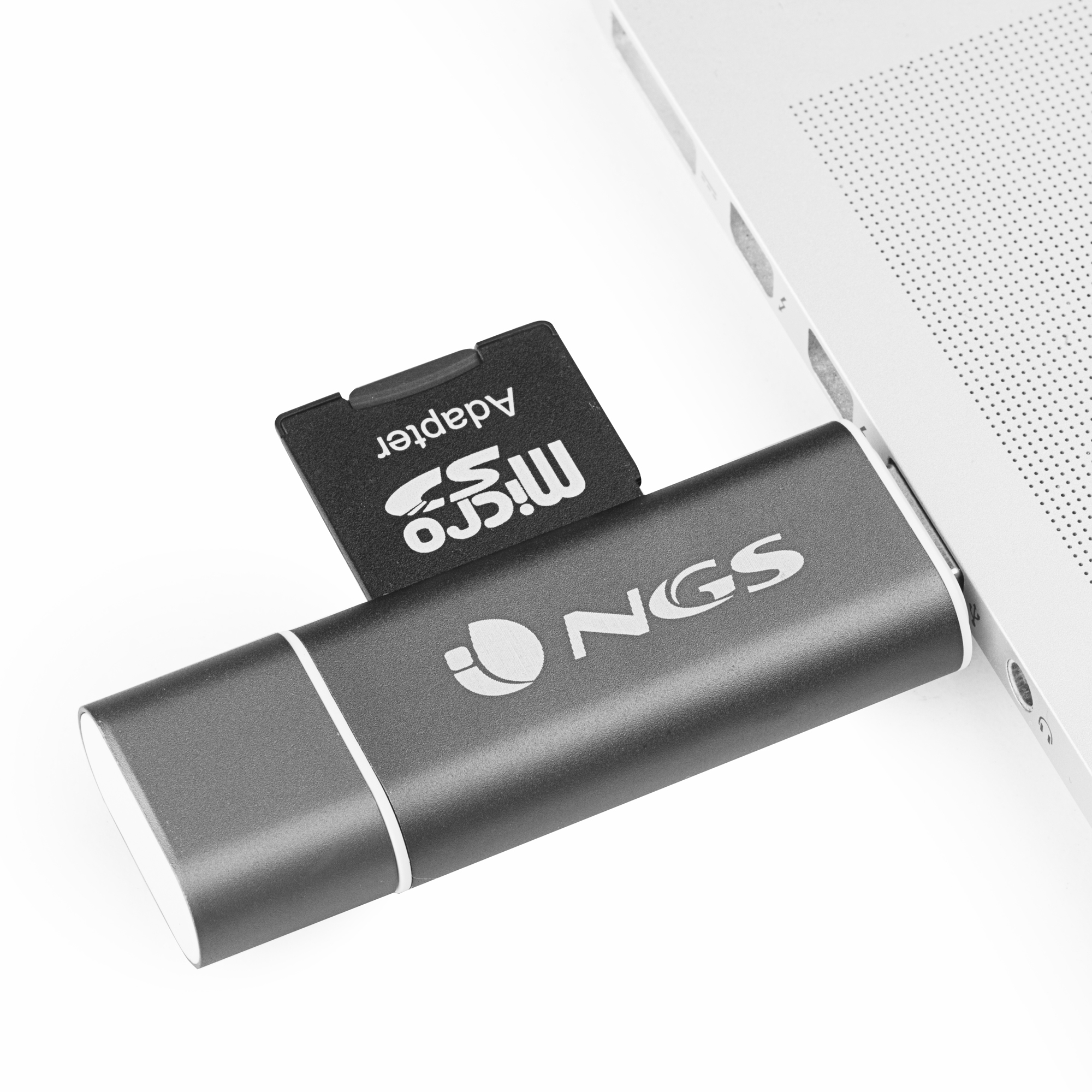 Un adaptador USB gris con una tarjeta Micro SD insertada, conectado a una computadora portátil.