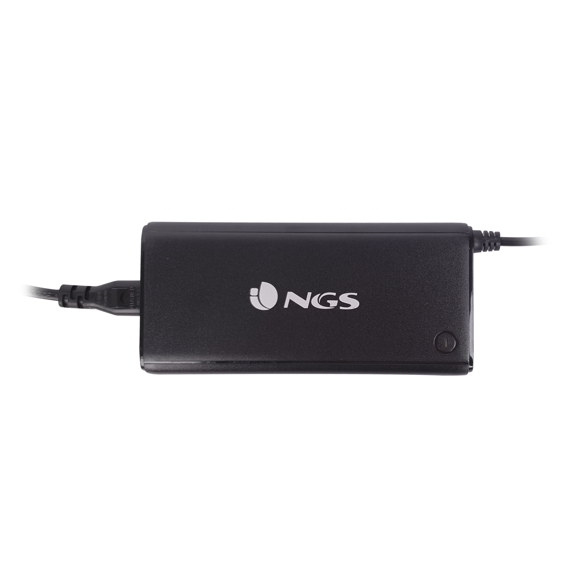 Un adaptador de corriente NGS negro con enchufe. Fondo blanco, el logotipo es visible.
