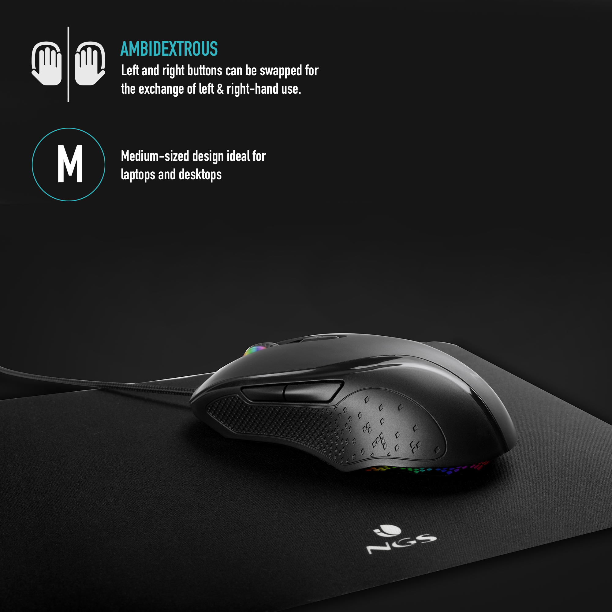 Czarna mysz do gier na czarnej podkładce pod mysz, z adnotacjami tekstowymi. Mysz jest oburęczna.