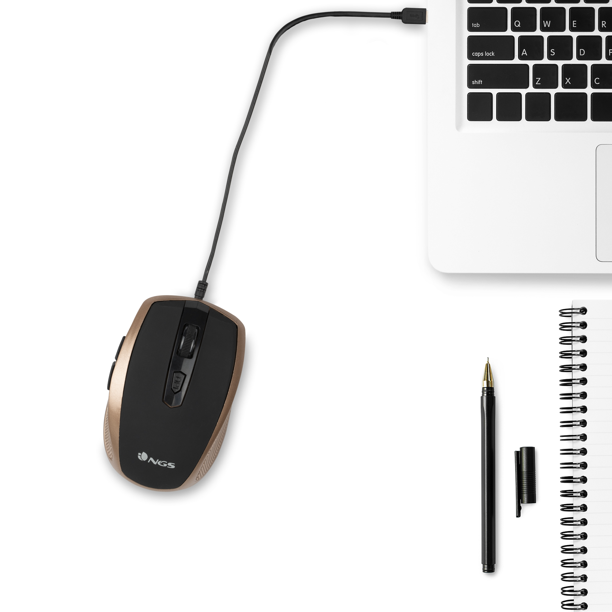 Schwarze und goldene Computermaus, verbunden mit einem Laptop, mit Stift und Notizblock auf weißer Oberfläche.