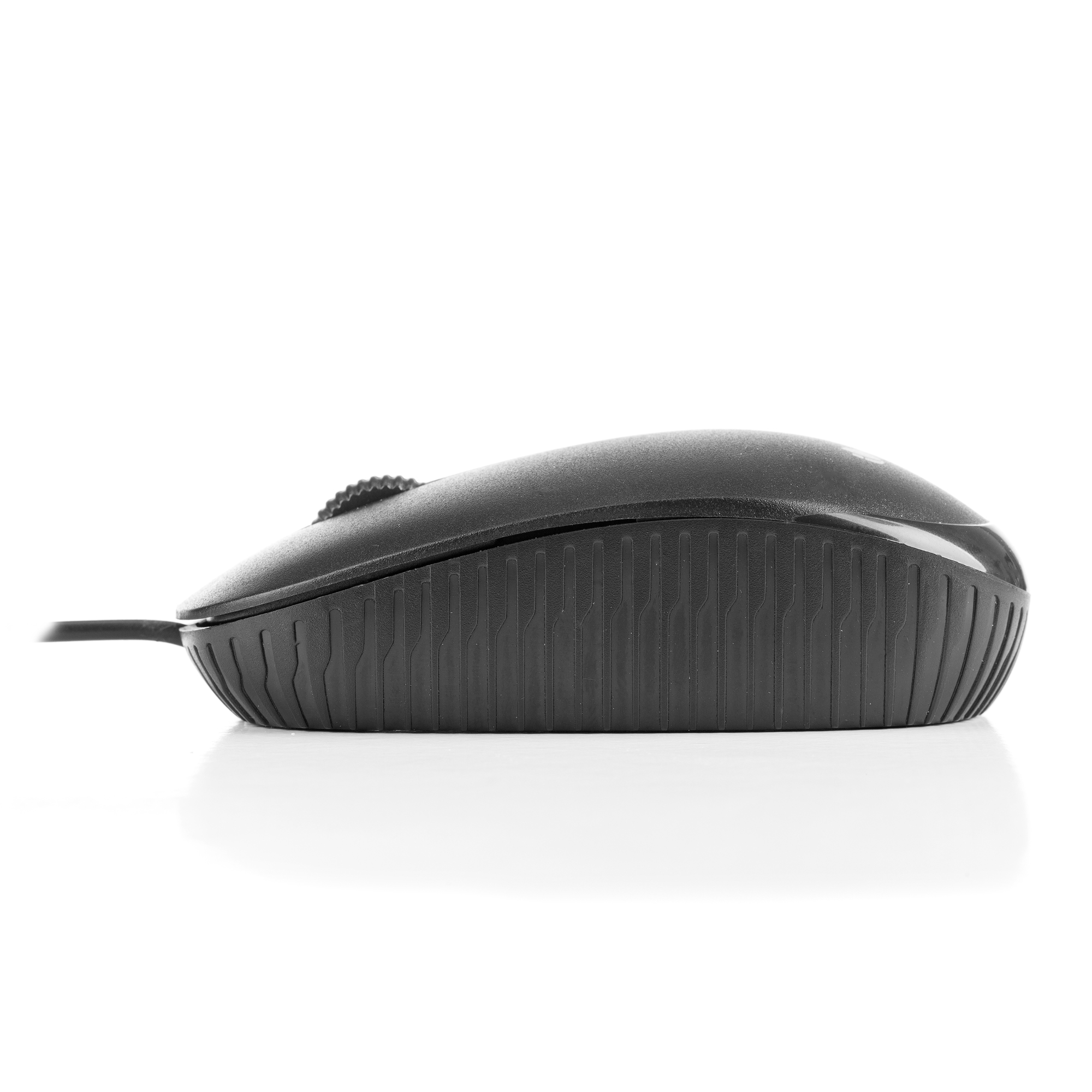 Eine schwarze kabelgebundene Maus auf einer weißen Oberfläche. Die Maus hat ein Scrollrad und ein Kabel.