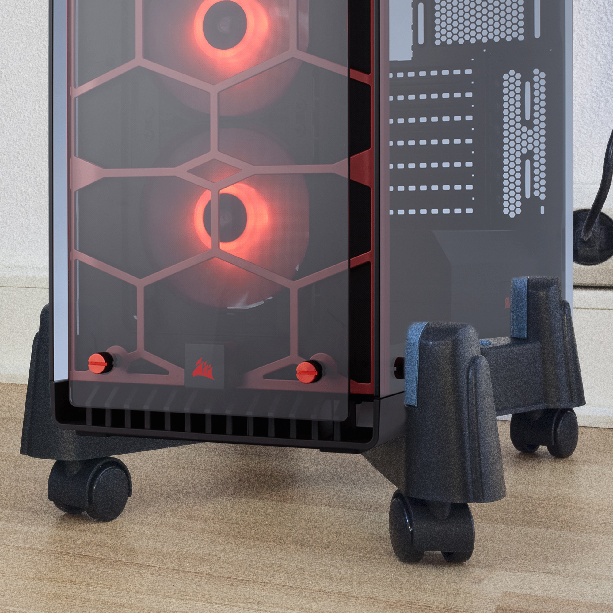 Torre de computadora con iluminación roja y ventiladores. Ruedas negras.