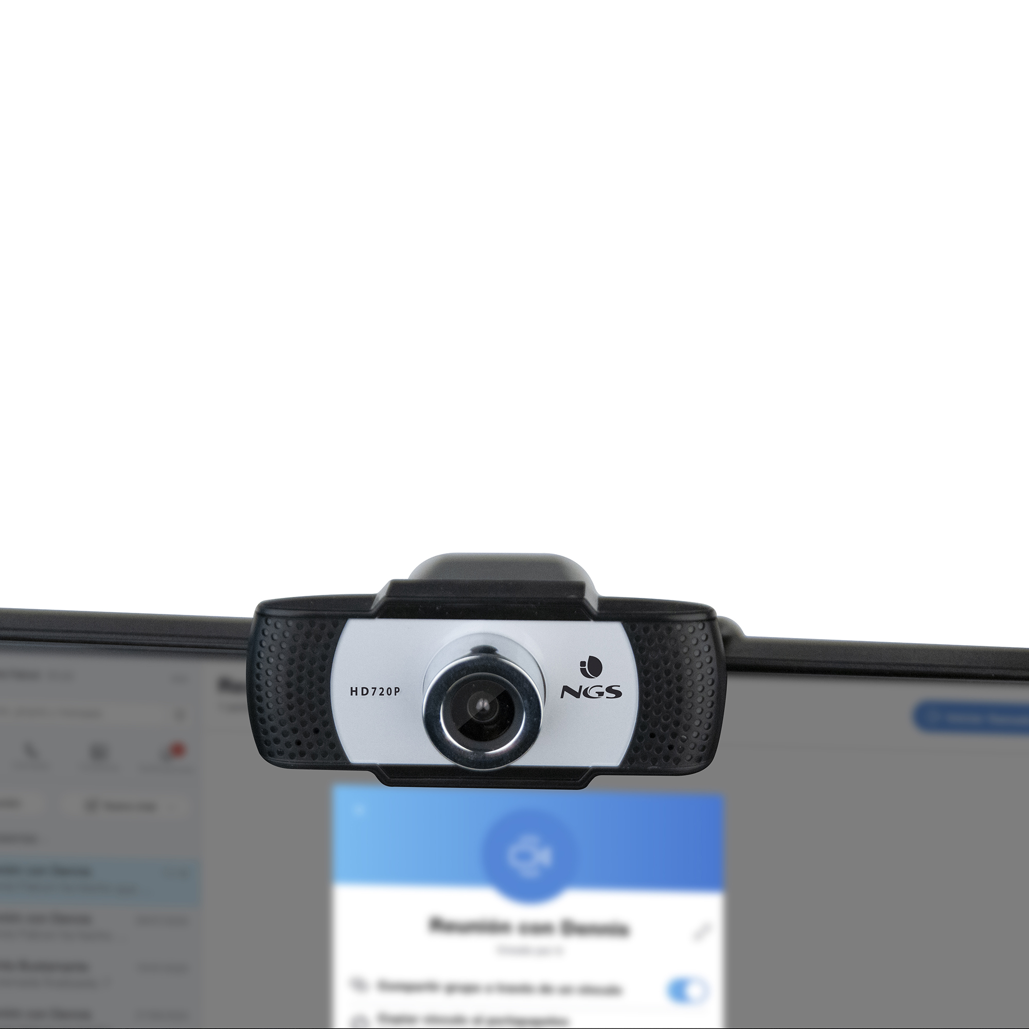Webcam su un monitor. La webcam è nera e argentata. Il monitor visualizza una pagina web.
