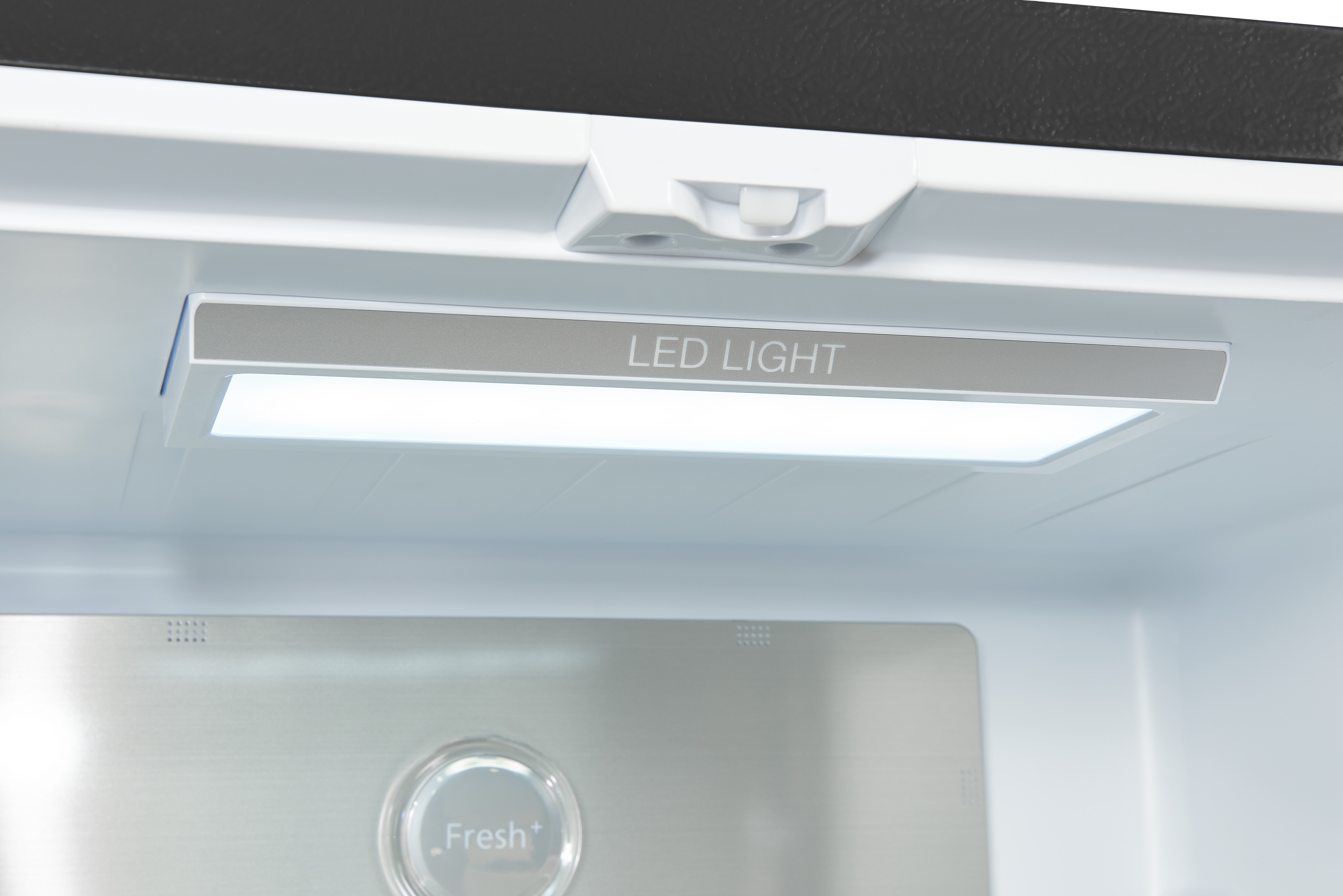 Das Innere eines Kühlschranks mit LED-Licht. Das Licht ist an und mit 'LED LIGHT' beschriftet.