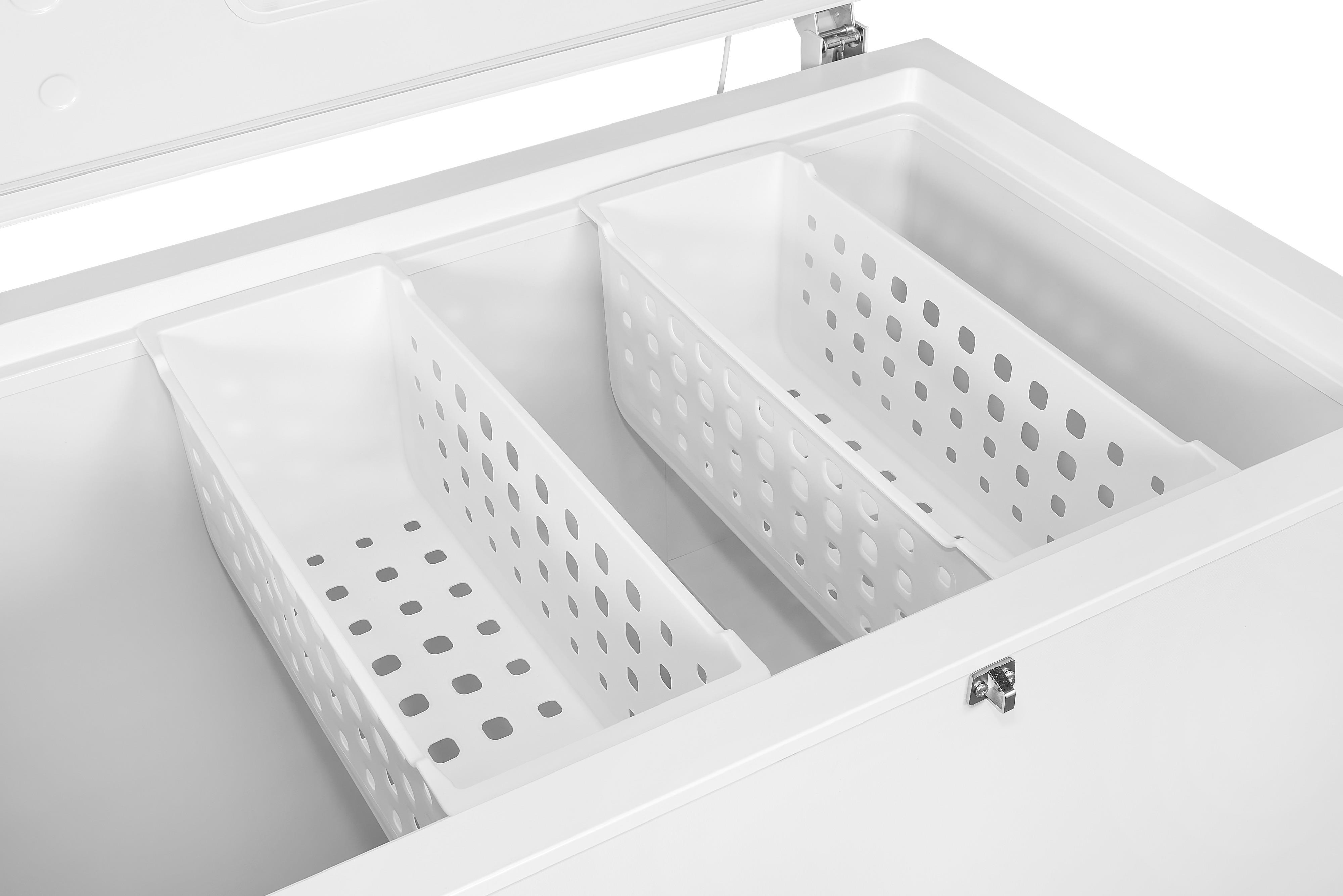 Innere eines weißen Truhen-Gefrierschranks mit zwei weißen, perforierten Körben.