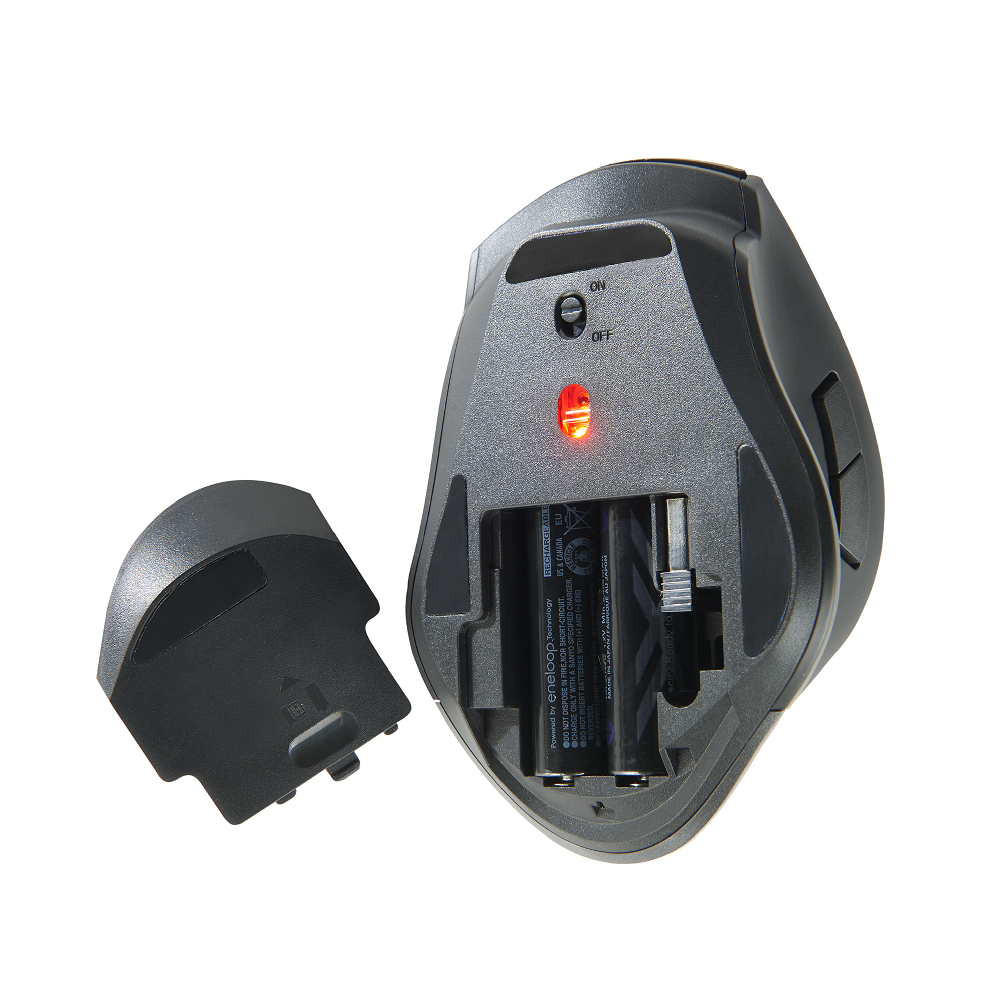 Mysz z otwartym schowkiem na baterie, pokazująca dwie baterie AA. Widoczny włącznik/wyłącznik.