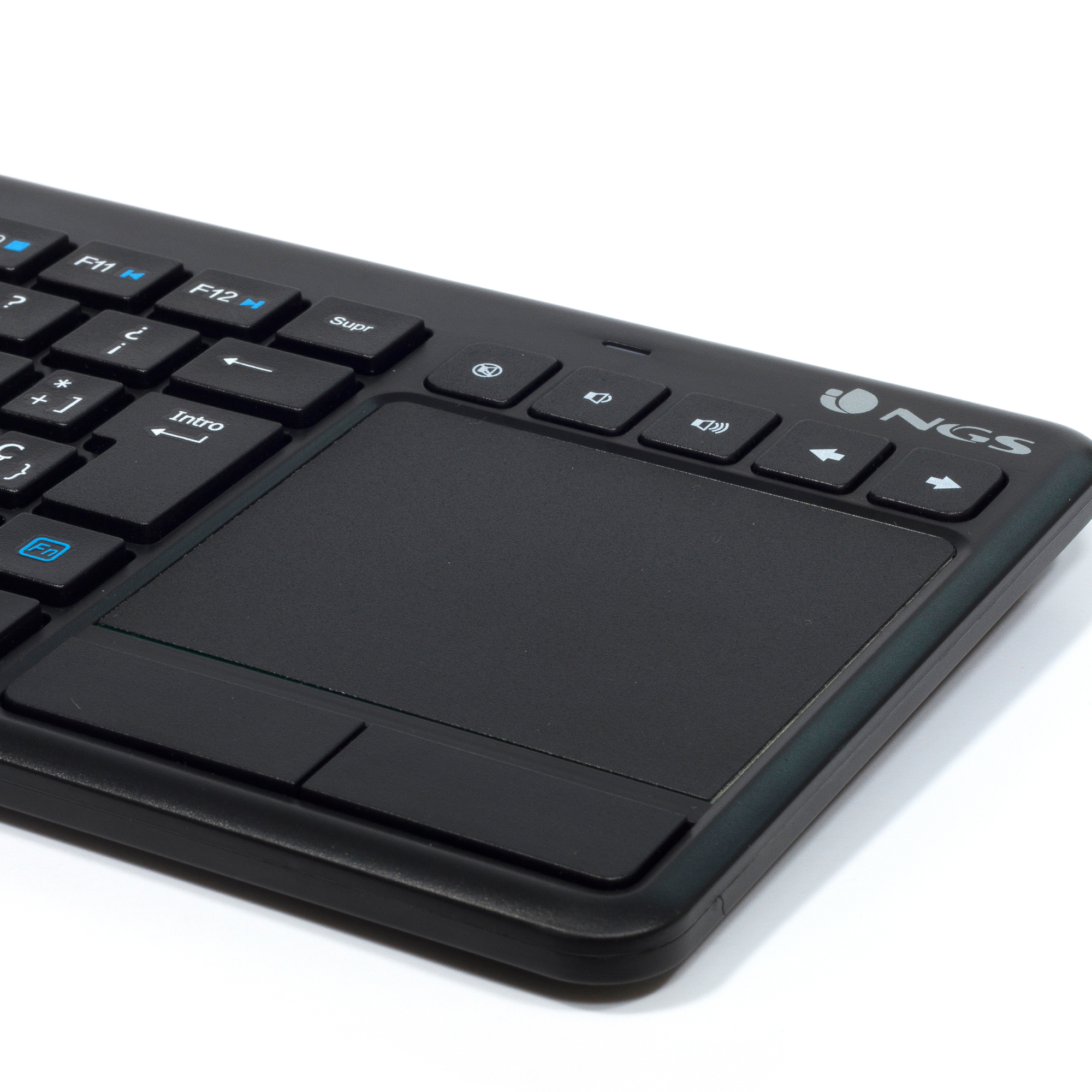 Tastiera nera con touchpad e tasti funzione. Sfondo bianco.