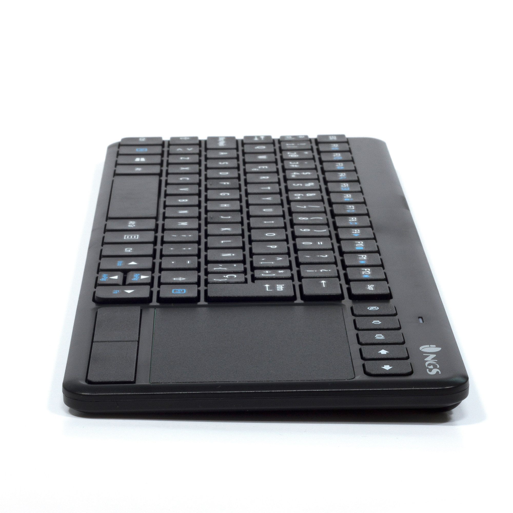Teclado negro con un panel táctil. El teclado está sobre un fondo blanco.