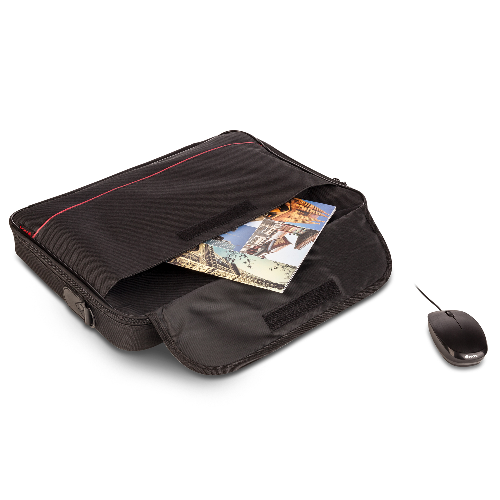 Borsa per laptop nera con un mouse e un'immagine all'interno, su superficie bianca.