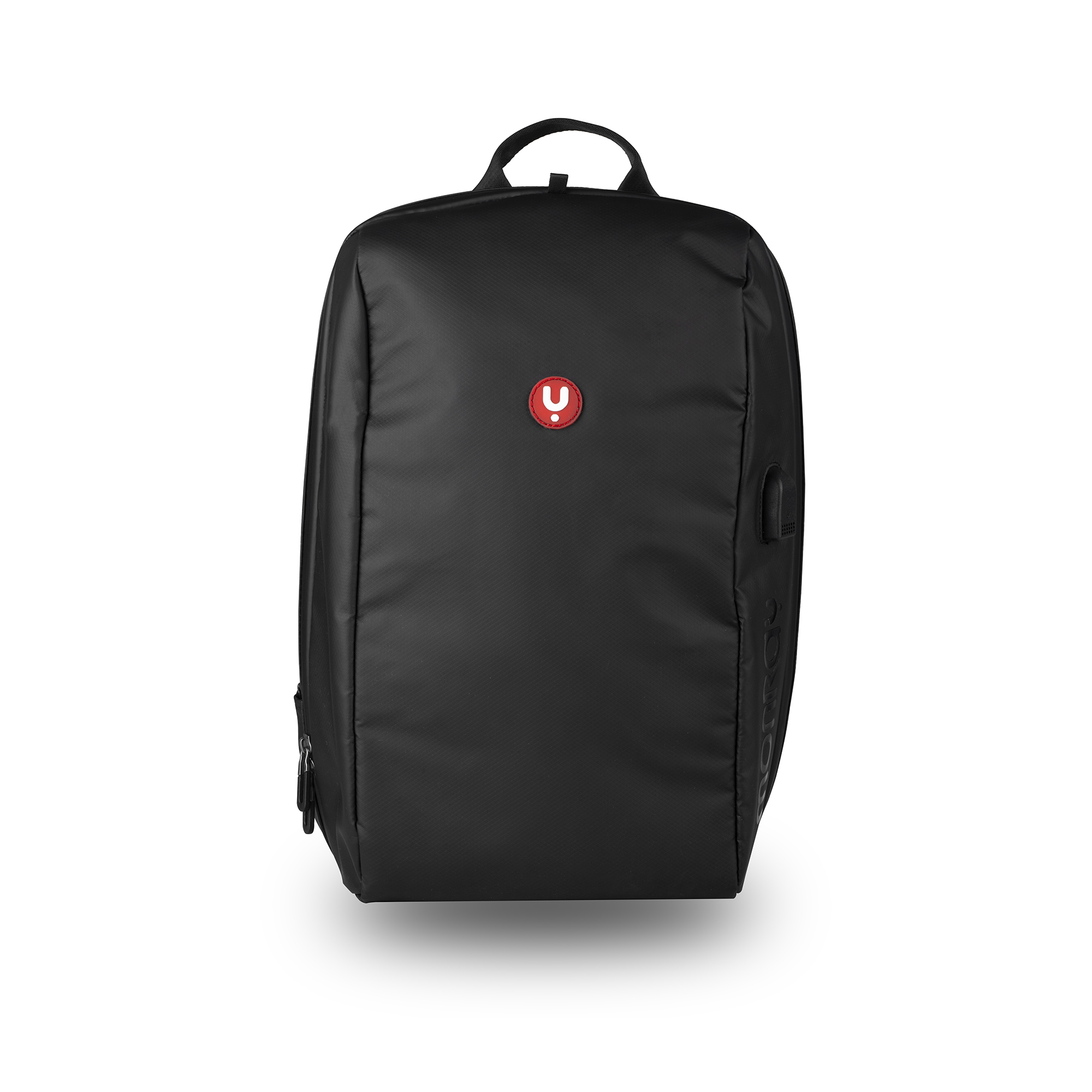 Mochila negra con logo rojo sobre fondo blanco.
