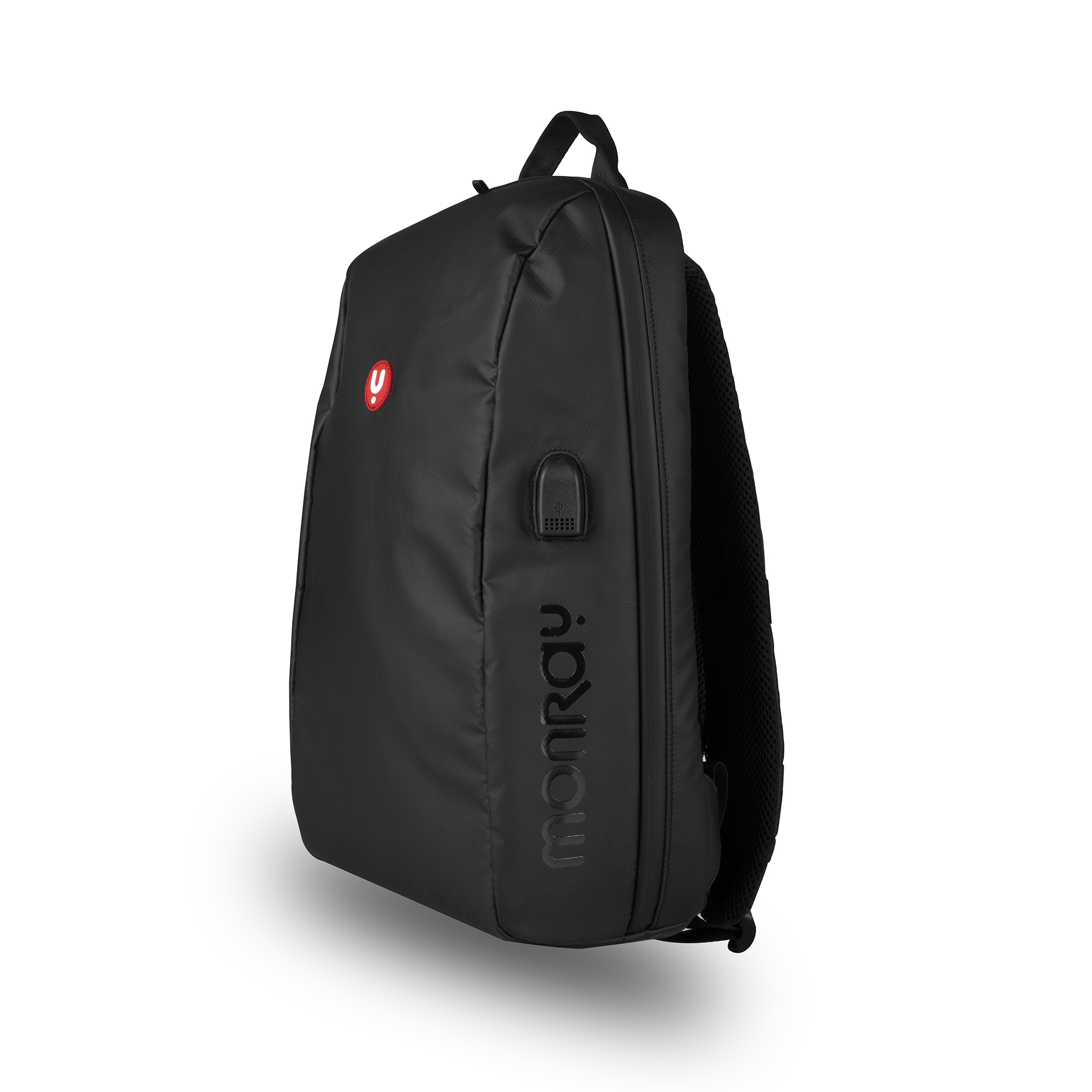 Una mochila negra con logotipo rojo en la parte delantera y puerto USB lateral, sobre blanco.