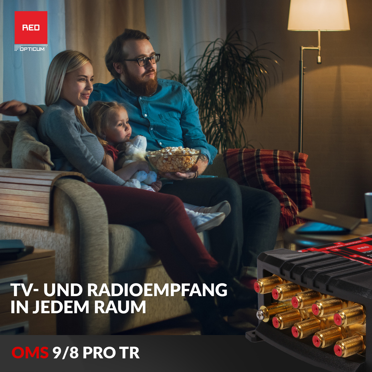 Familie schaut fern, mit einer Set-Top-Box im Vordergrund. Die Szene spielt in einem Wohnzimmer.