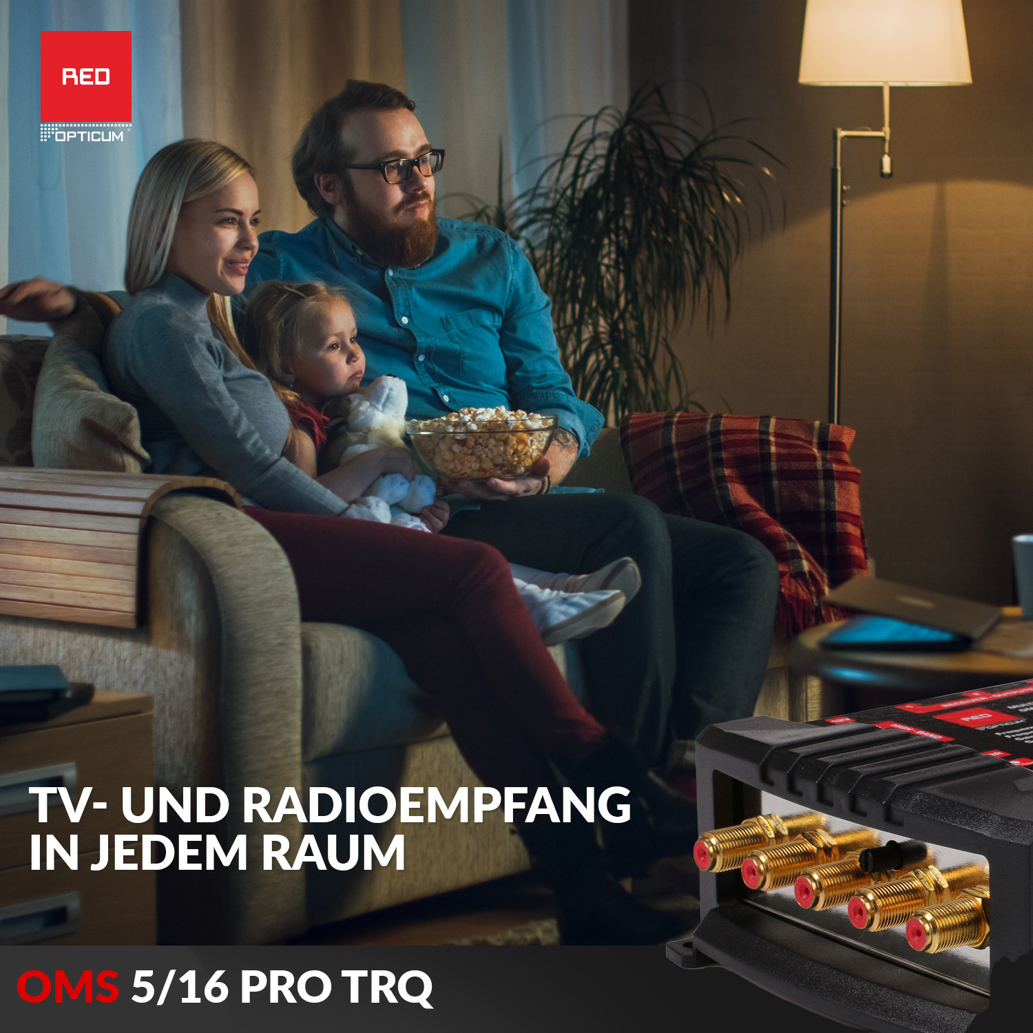 Familie schaut fern, Empfänger im Vordergrund, Text auf Deutsch.