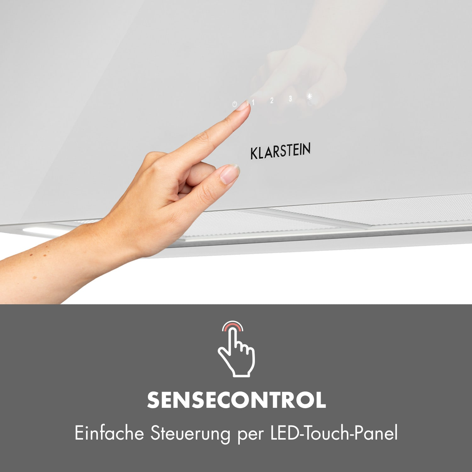 Eine Hand berührt eine weiße Küchenhaube mit LED-Touch-Panel mit dem Text 'SENSECONTROL'.