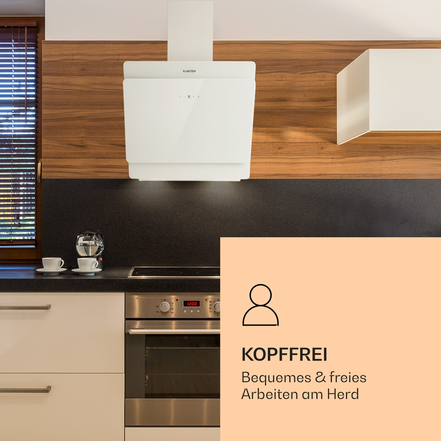 Weiße Küchen-Dunstabzugshaube über Herd. Text: Kopfrei. Schwarze Arbeitsplatte, Holzwand, Edelstahl.