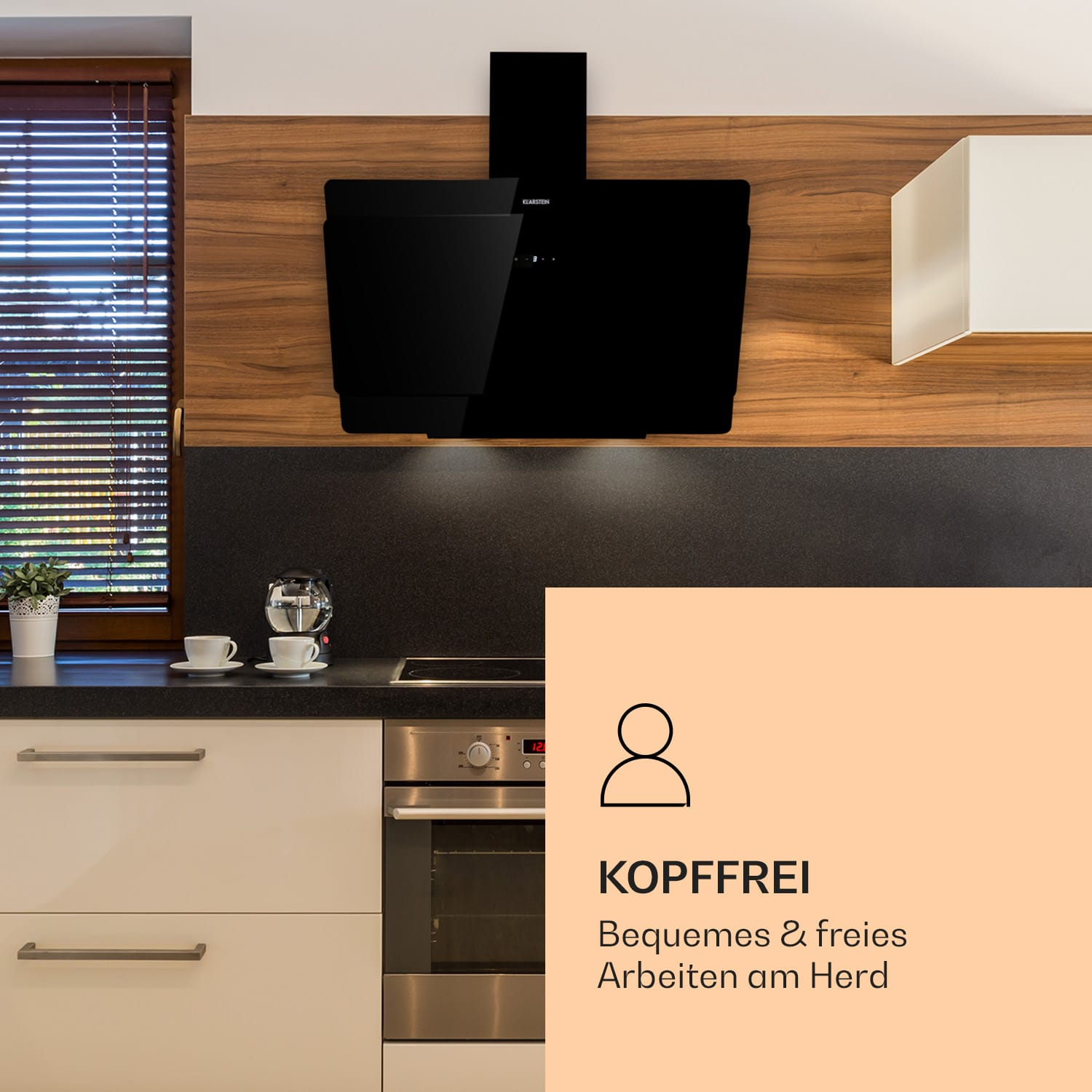 Eine moderne Küche mit schwarzer Dunstabzugshaube und Theke.