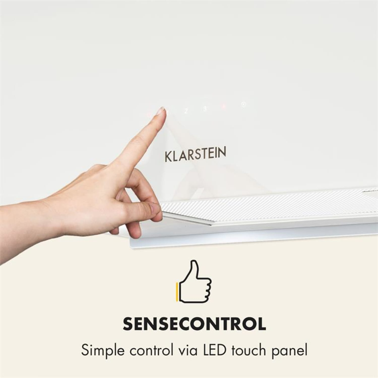 Mano che tocca un pannello bianco con il marchio Klarstein. Il testo dice 'Sensecontrol' e 'Controllo semplice'.