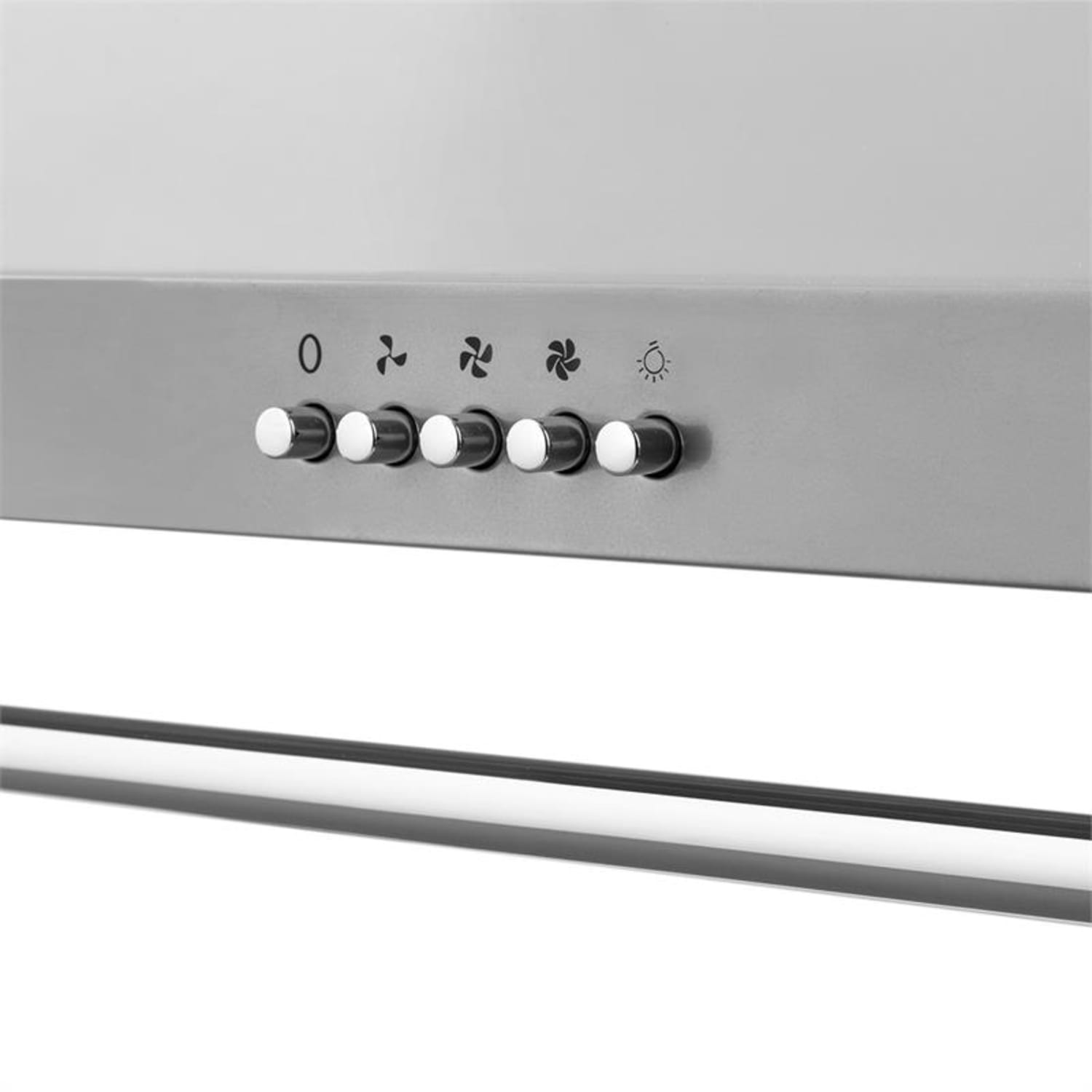 Primo piano di una cappa argentata con pulsanti, inclusi controlli ventola e luce.