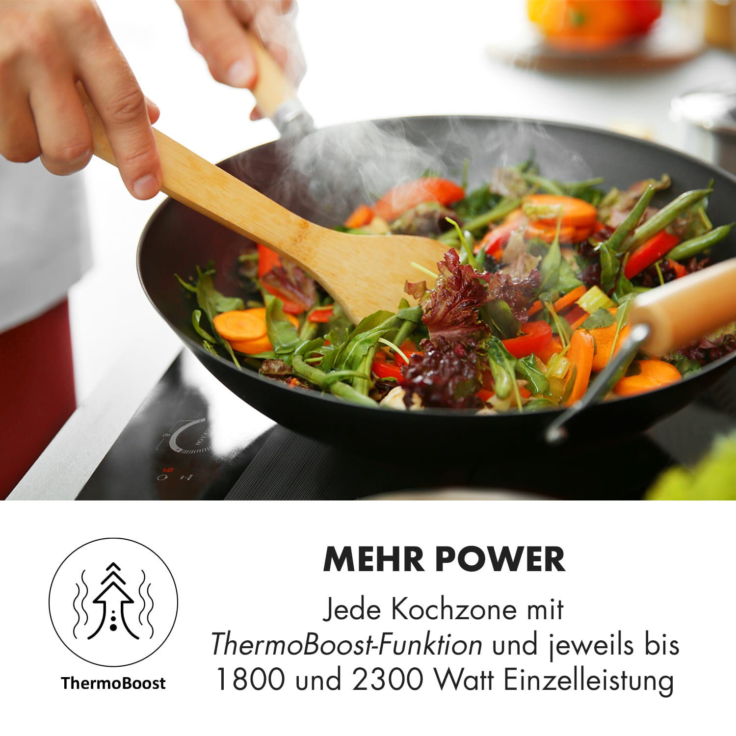 Eine Person kocht Pfannengerichte in einem Wok. Dampf steigt vom Essen auf und ein Holzspatel wird verwendet.